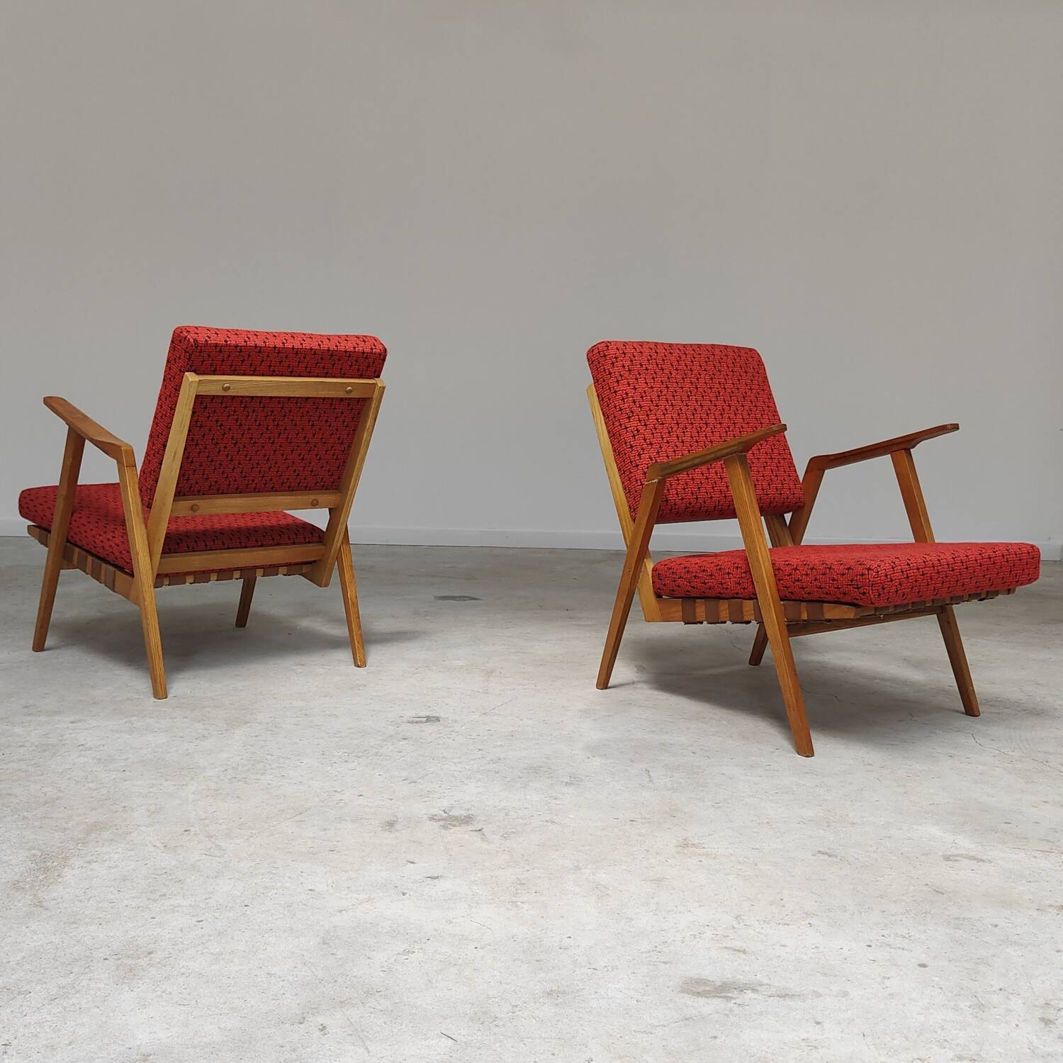 Pair of armchairs in mottled red and wood by Uluv, former Czechoslovakia 1960
