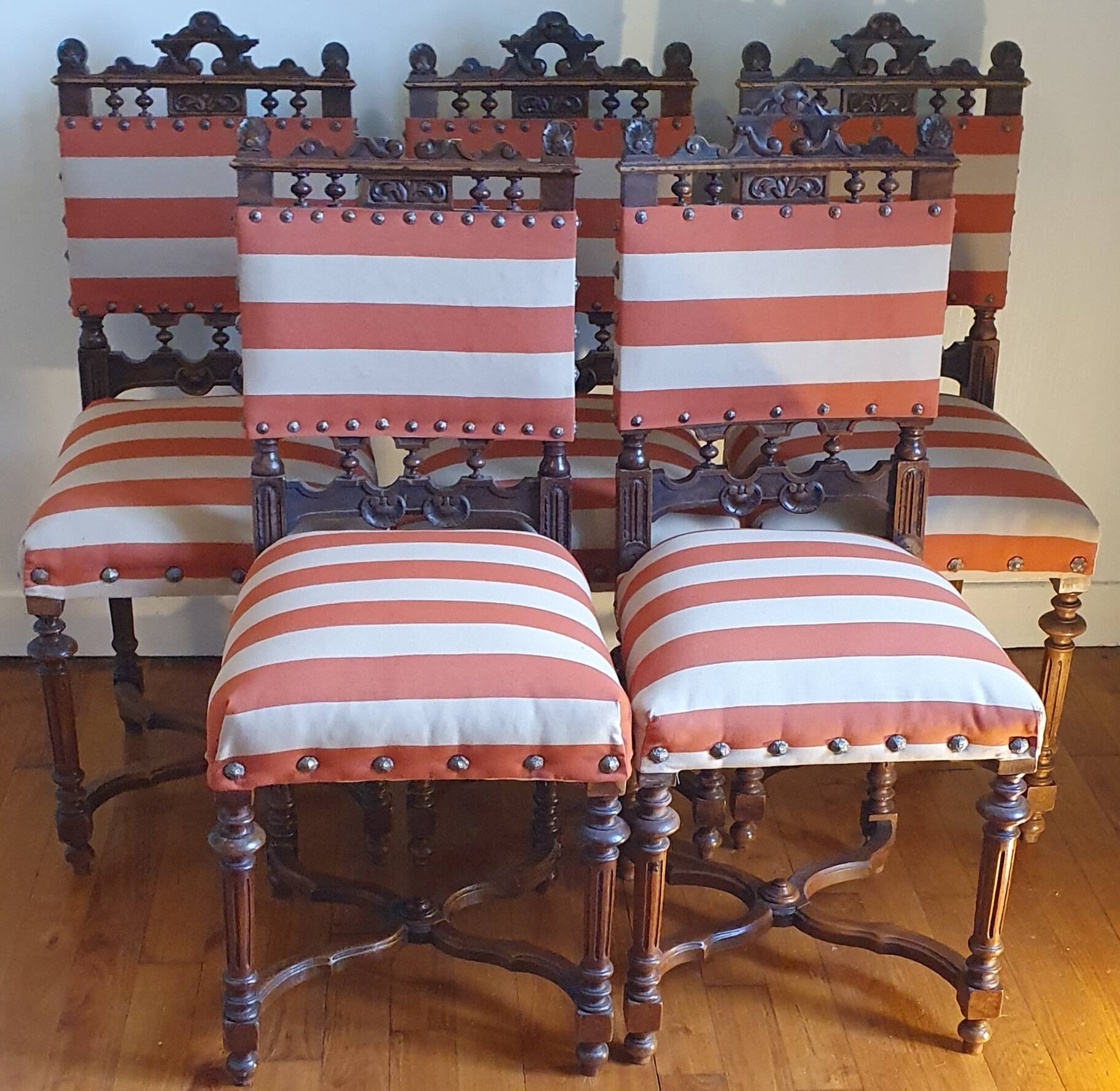 Set of 5 Louis XIII style chairs in solid wood.