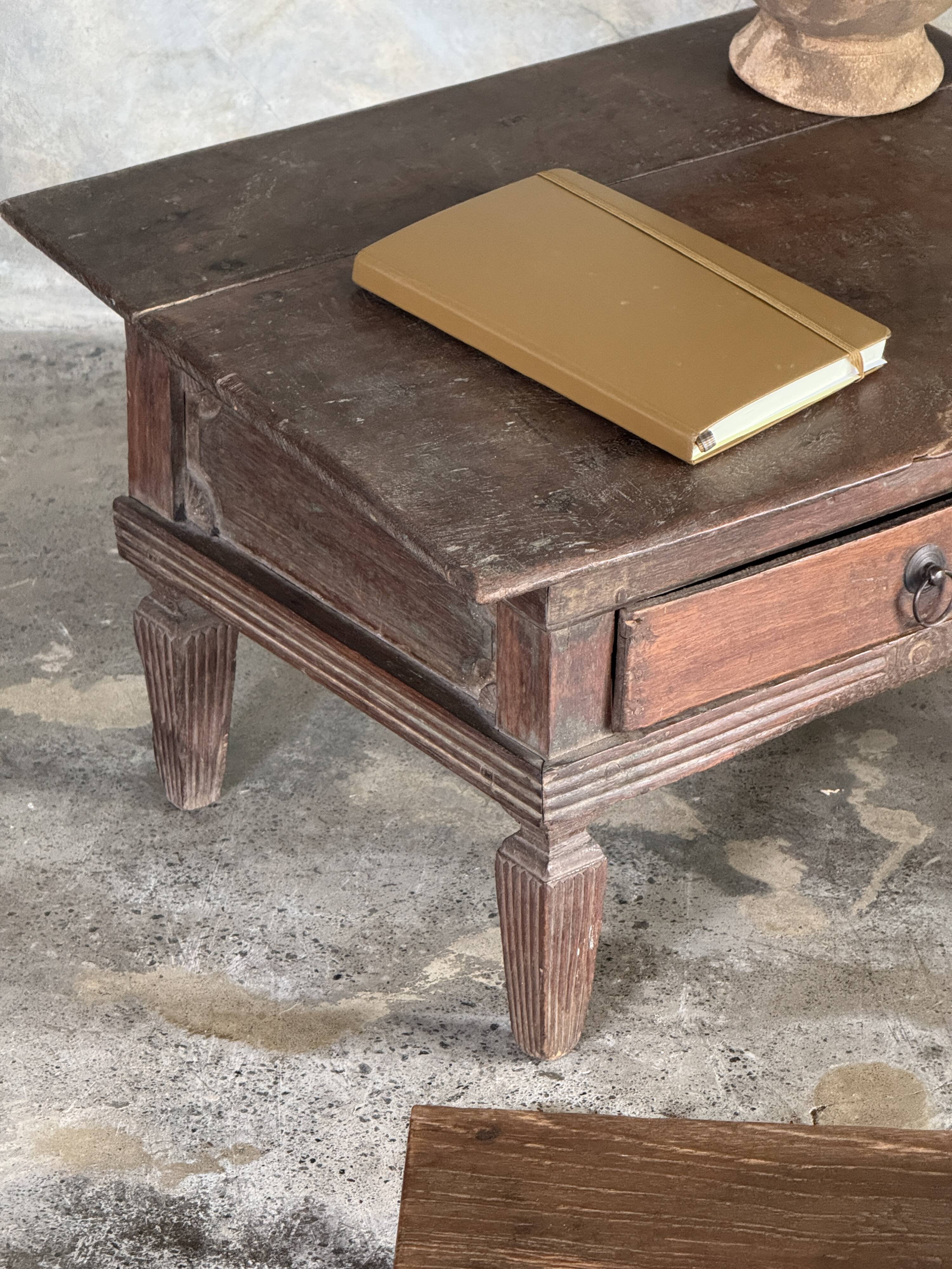 Petit écritoire table basse ancienne indonésienne en teck H33 40,5x55