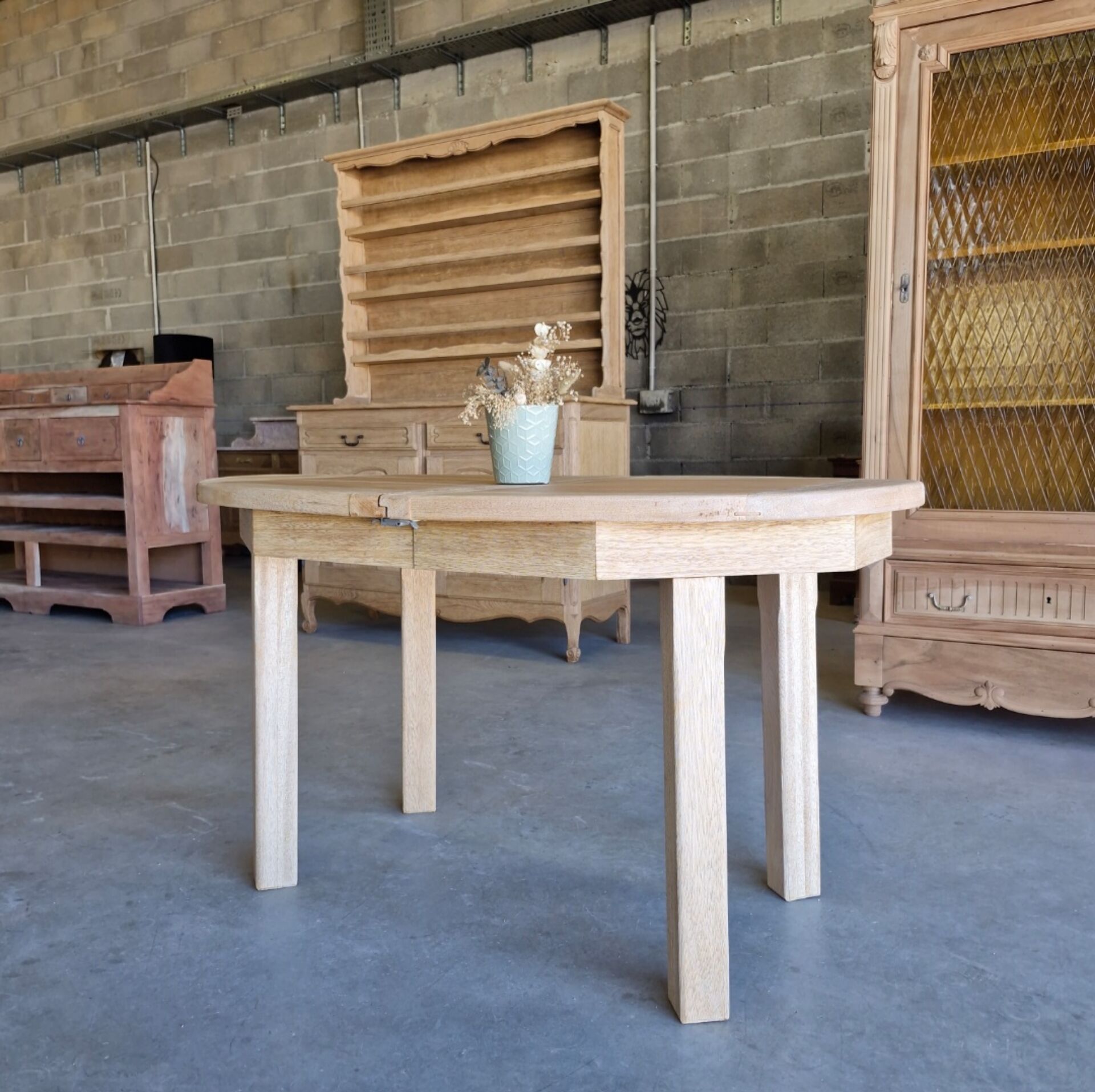 Oval wooden table – 2 extensions – sandblasted & varnished