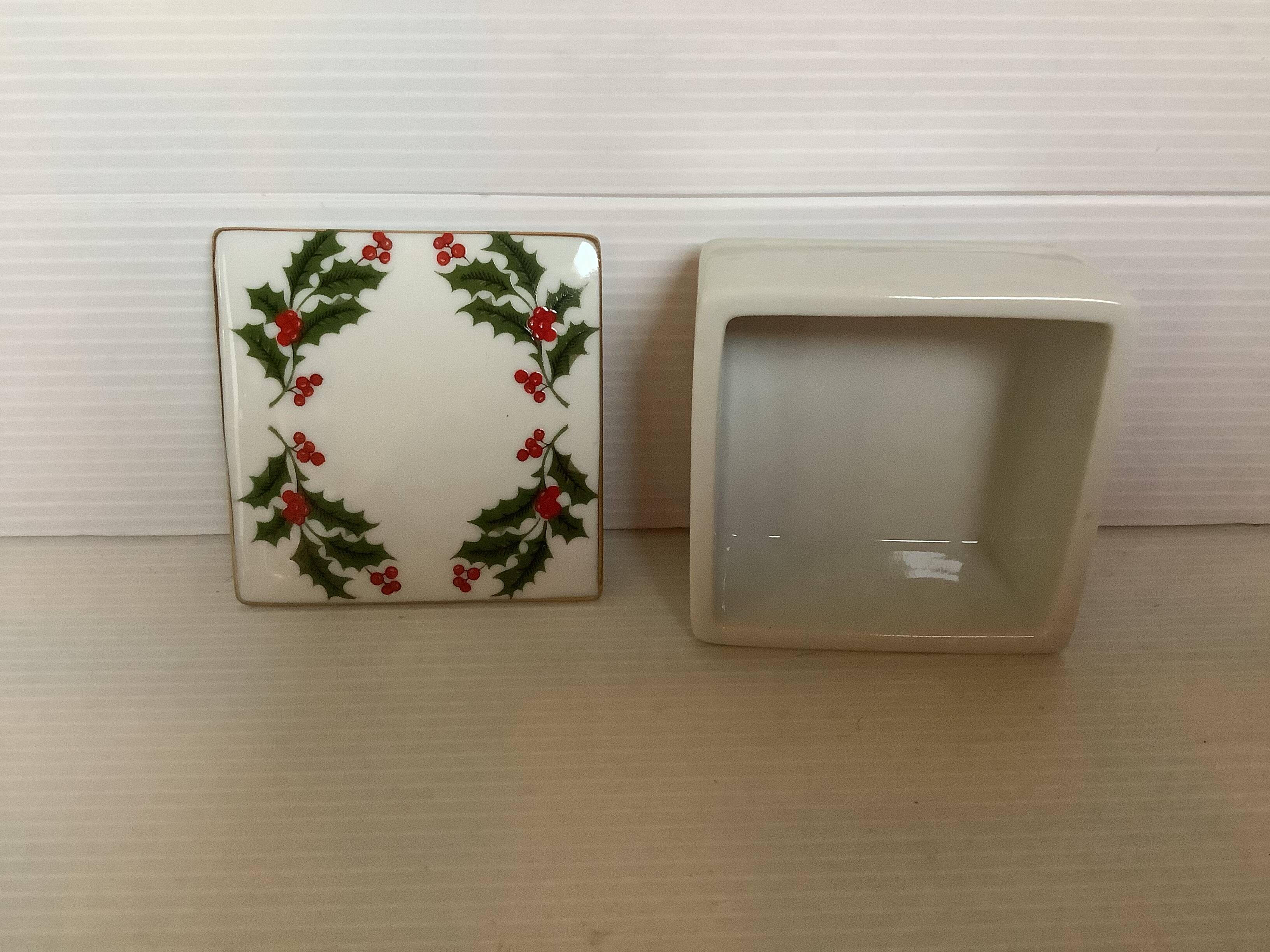 Boîte aux motifs de houx