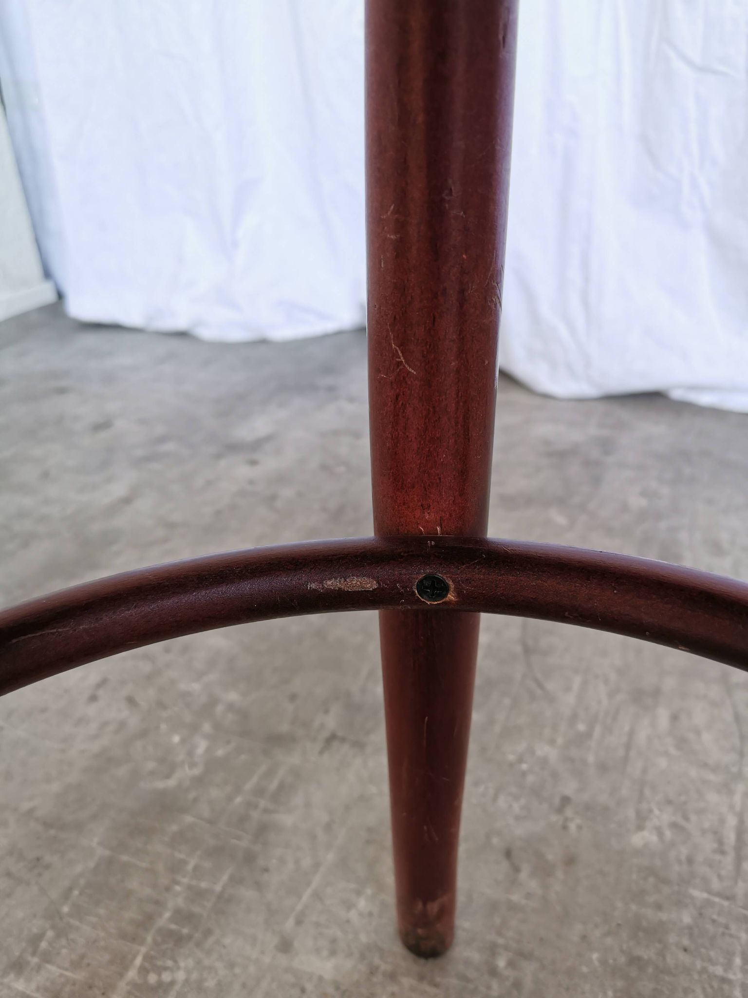 Tabouret de pub irlandais vintage : assise en cuir vert, bois courbé, style Thonet
