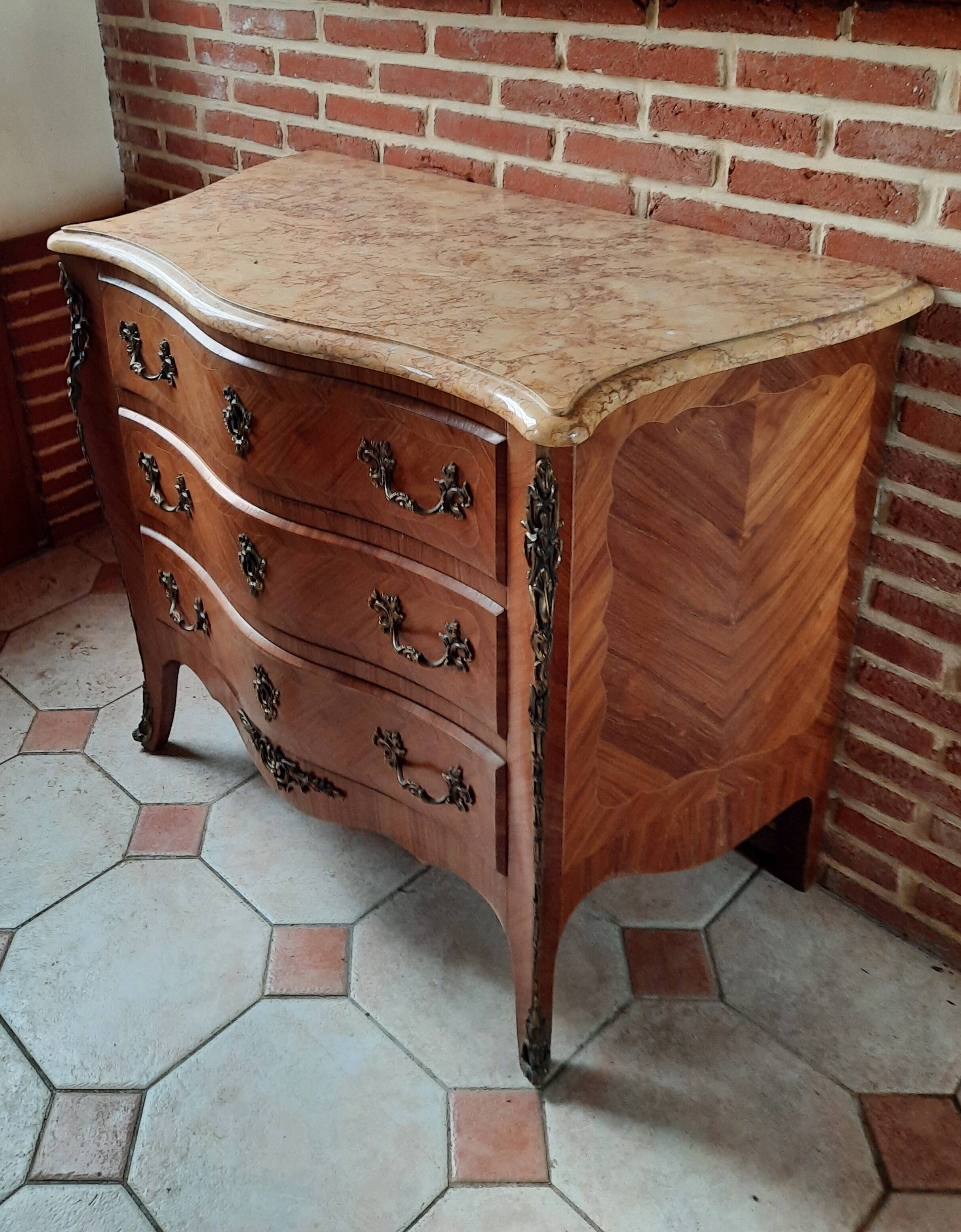Commode style Louis XV en bois de rose
