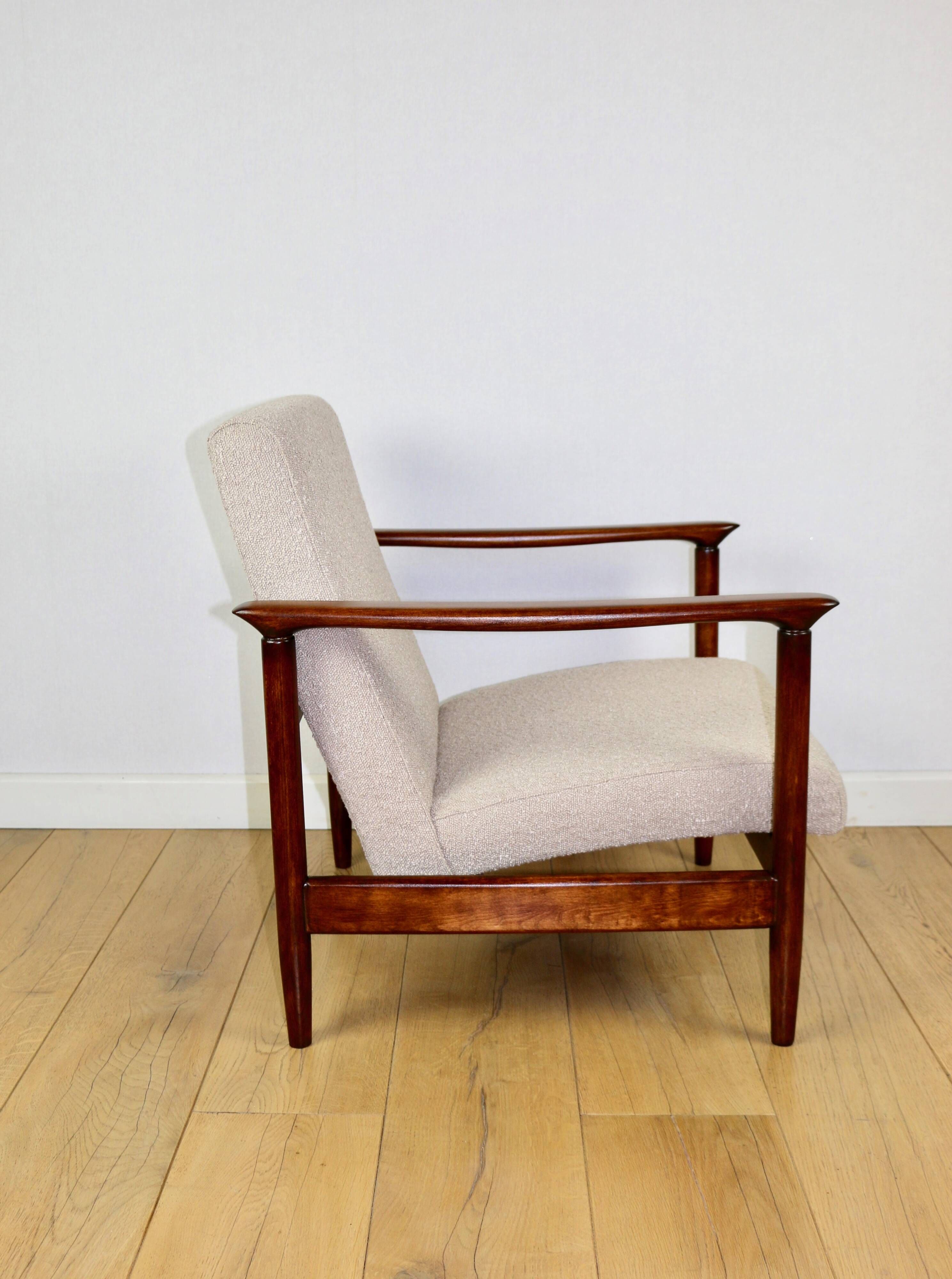 Fauteuil GFM-142, design d'Edmund Homa des années 70, en bouclé beige, bois foncé.