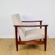 Fauteuil GFM-142, design d'Edmund Homa des années 70, en bouclé beige, bois foncé.