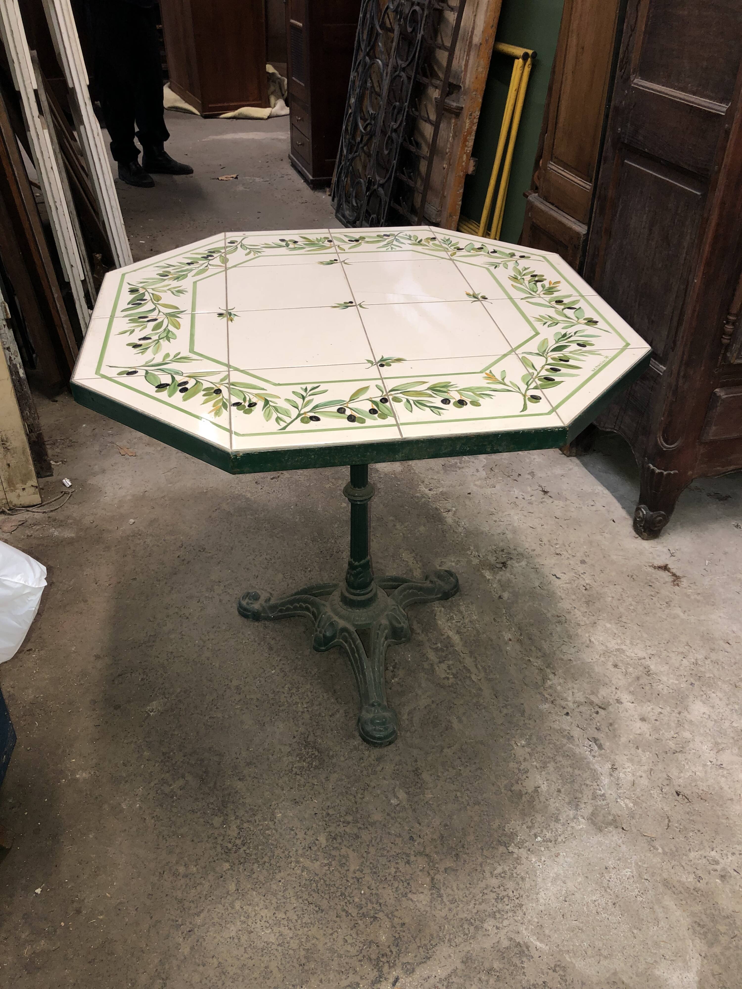 Bistro pedestal table