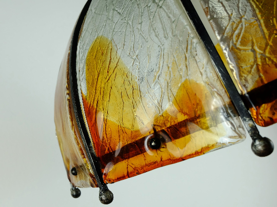 Lampe suspendue brutaliste des années 60-70 en fer forgé et en verre de Murano.