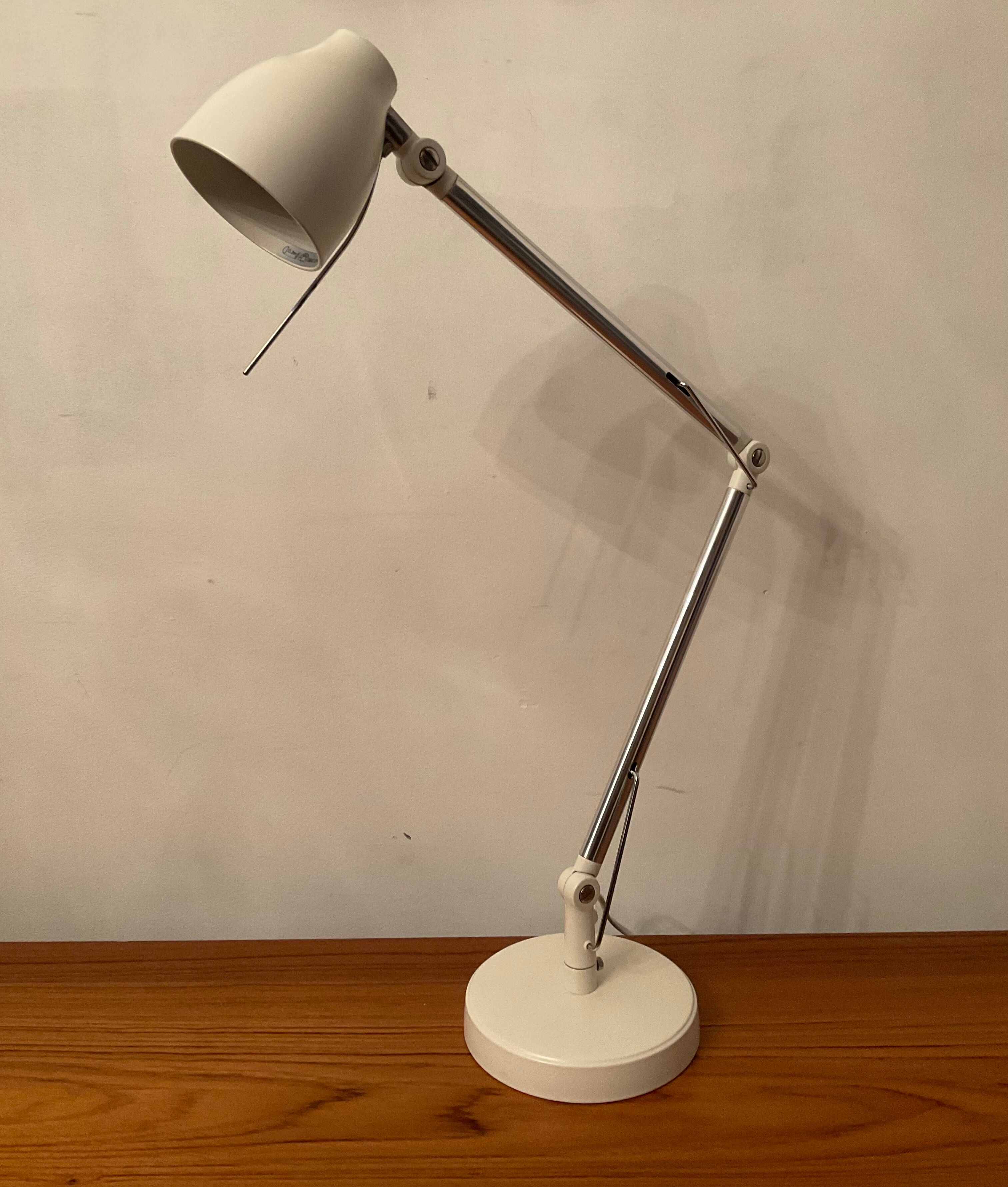 Articulated design desk lamp