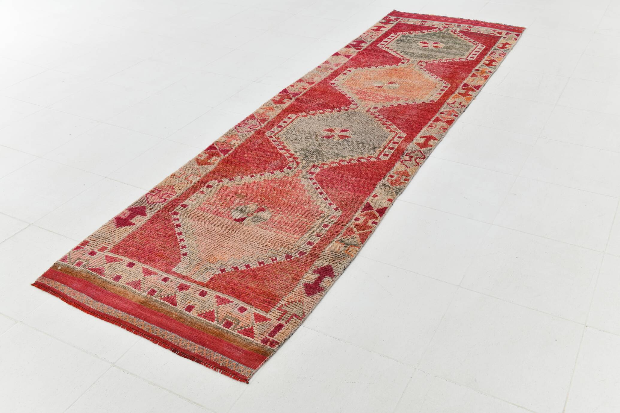 Tapis kilim ancien tons rouges et gris, motifs géométriques turcs,99x343 Cm
