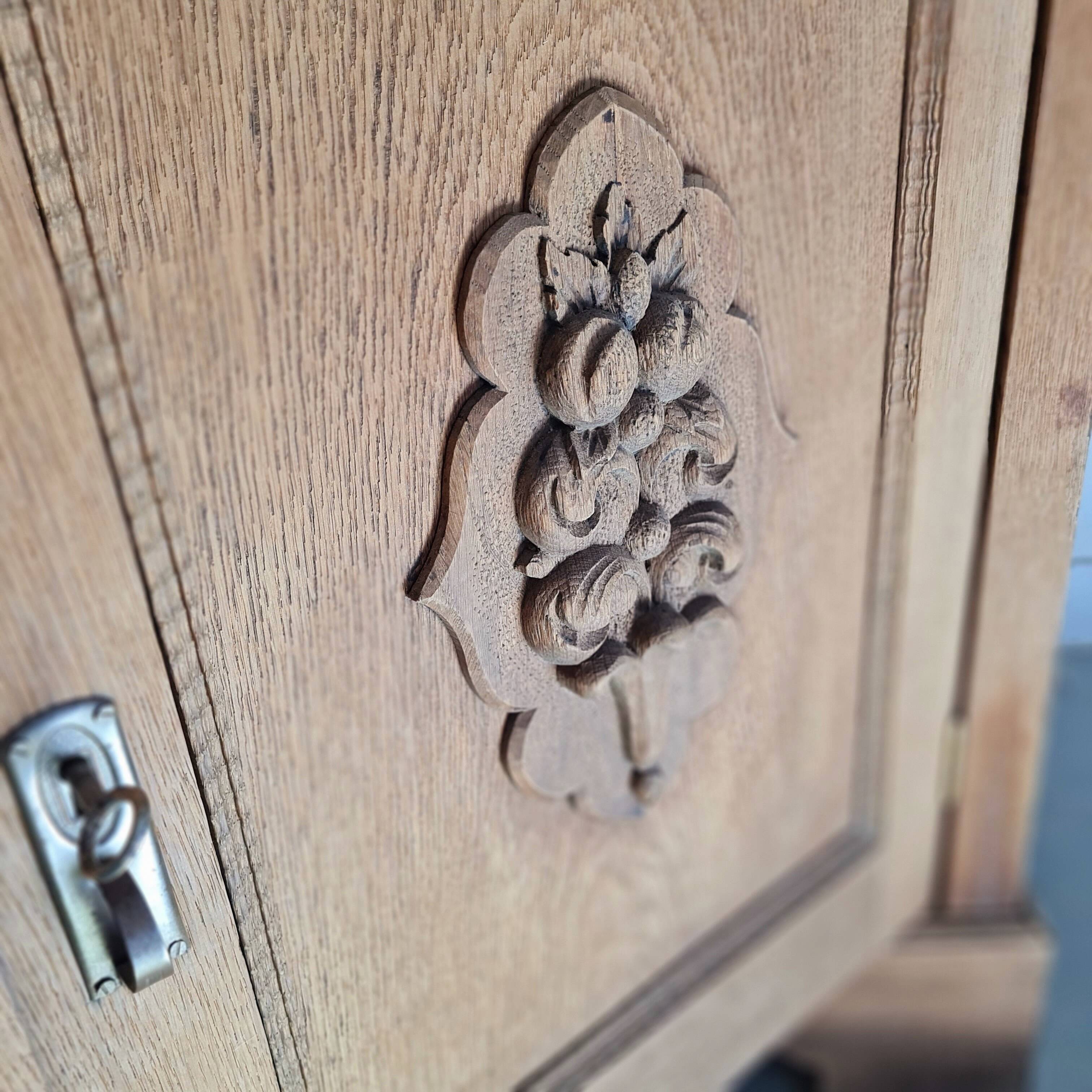 Buffet ancien en bois brut et 2 portes médaillons sculptées