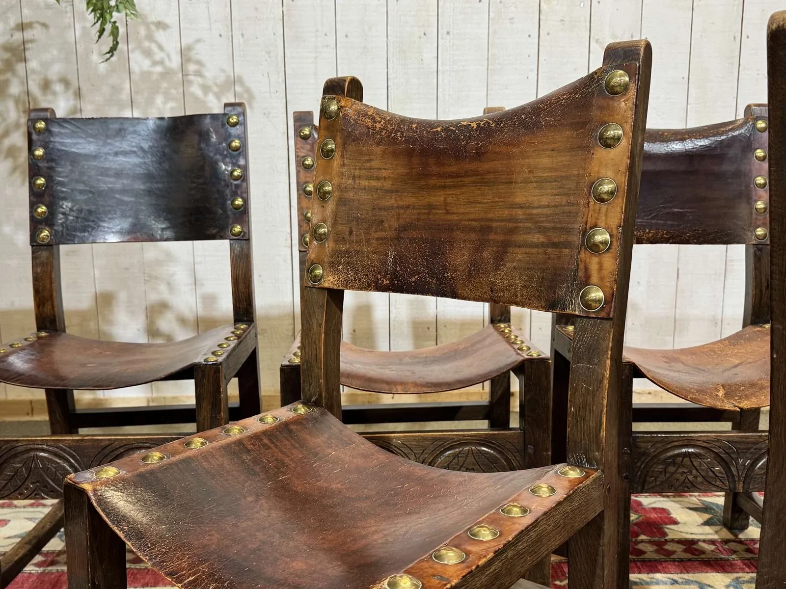 Set of 6 English chairs in oak and fine leather from the late 19th century.