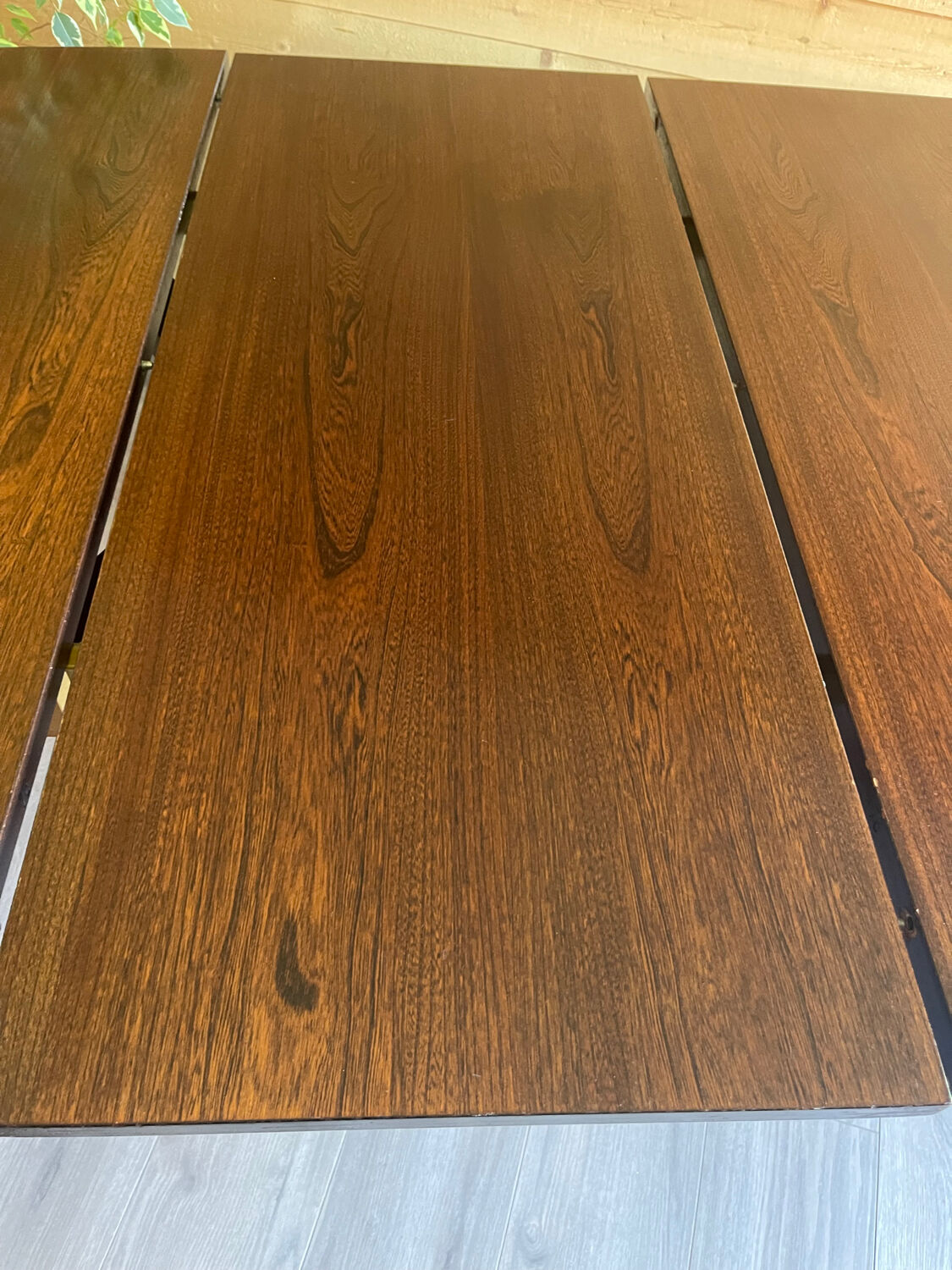 Extendable oval table Baumann, for up to 12 place settings.