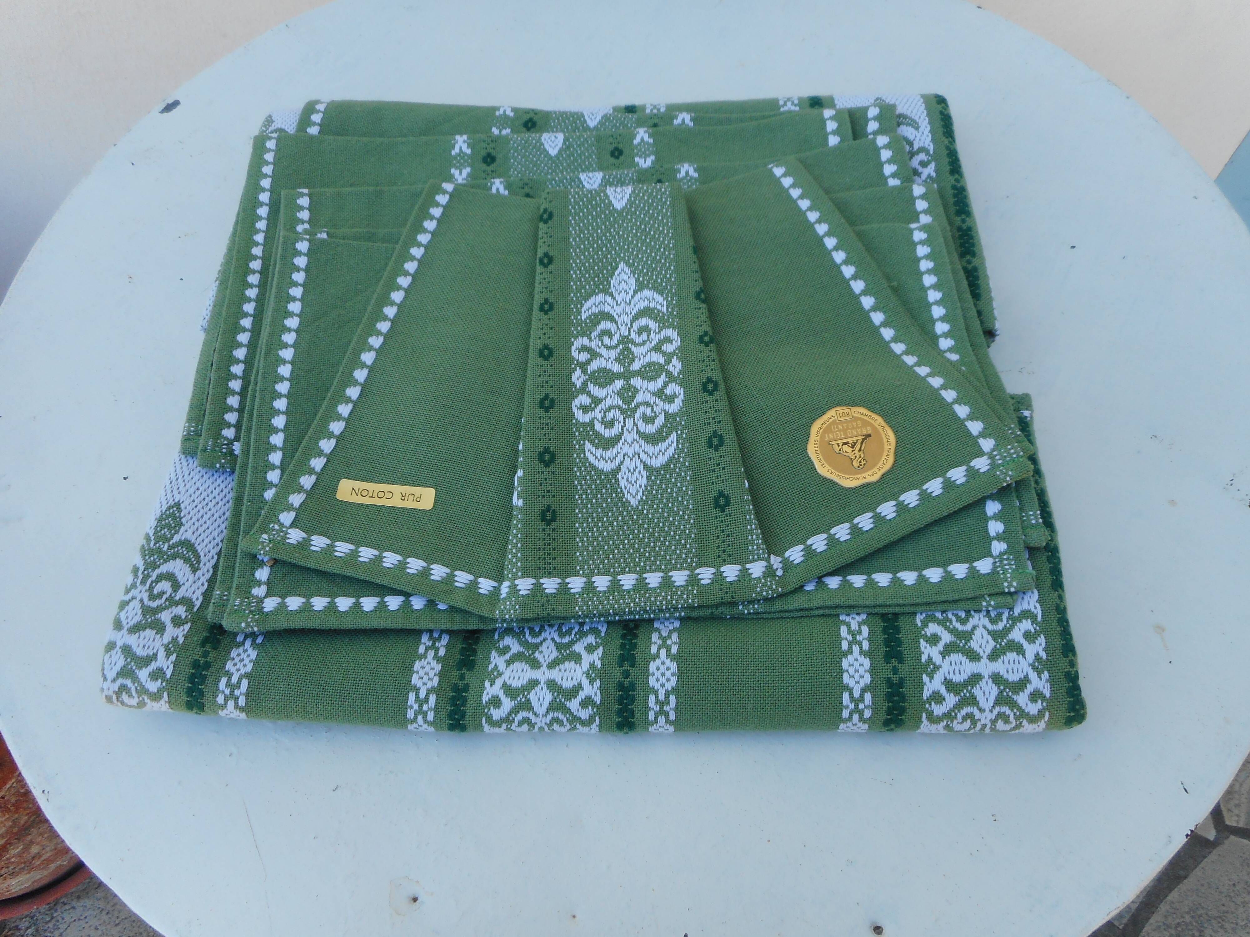 A tablecloth and six Basque towels