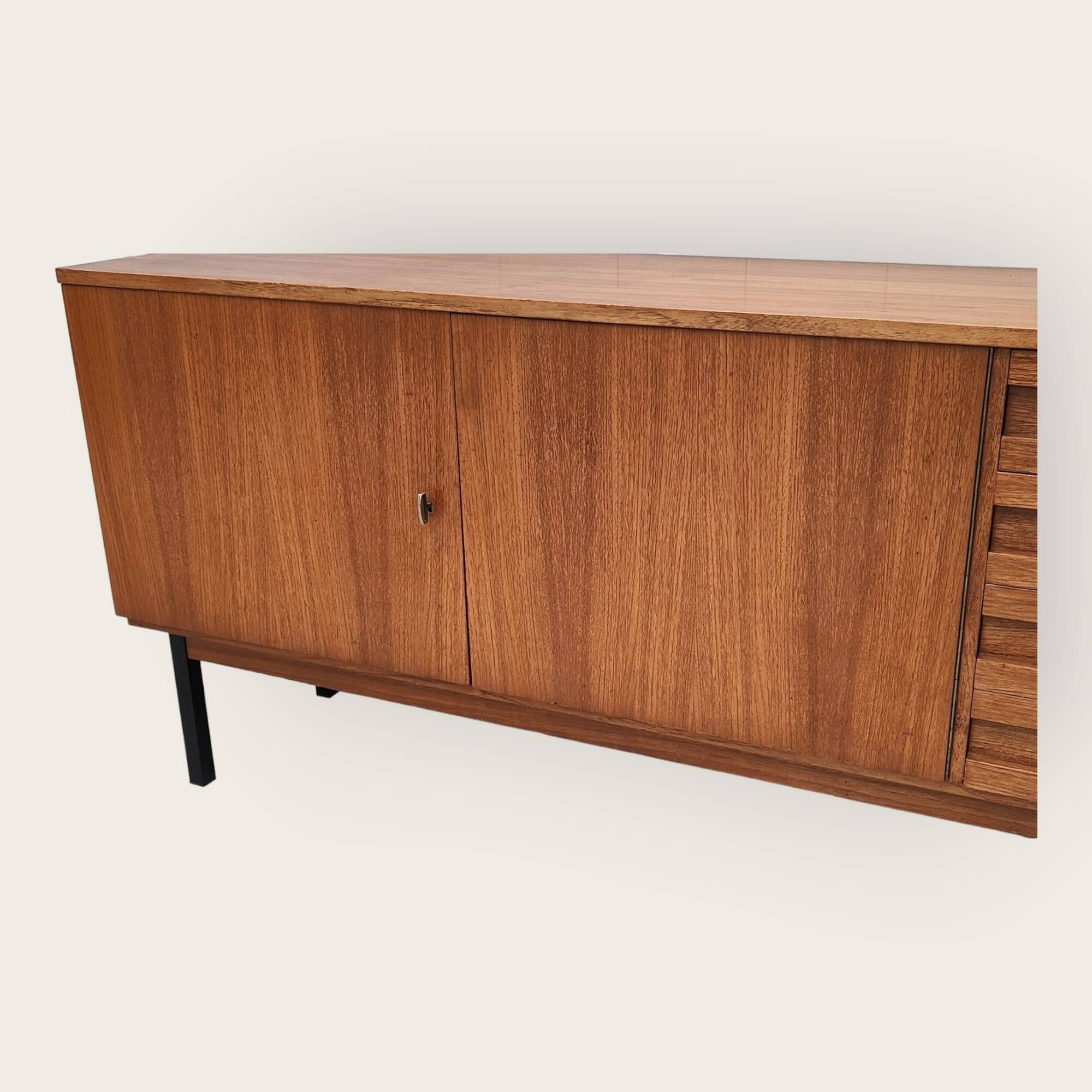 Buffet du milieu du siècle