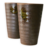Ensemble de 2 mugs en céramique en grès vintage marron avec un glaçage vert mousse par Matthias Jäckel Studio, Keramikhof Naunhof.