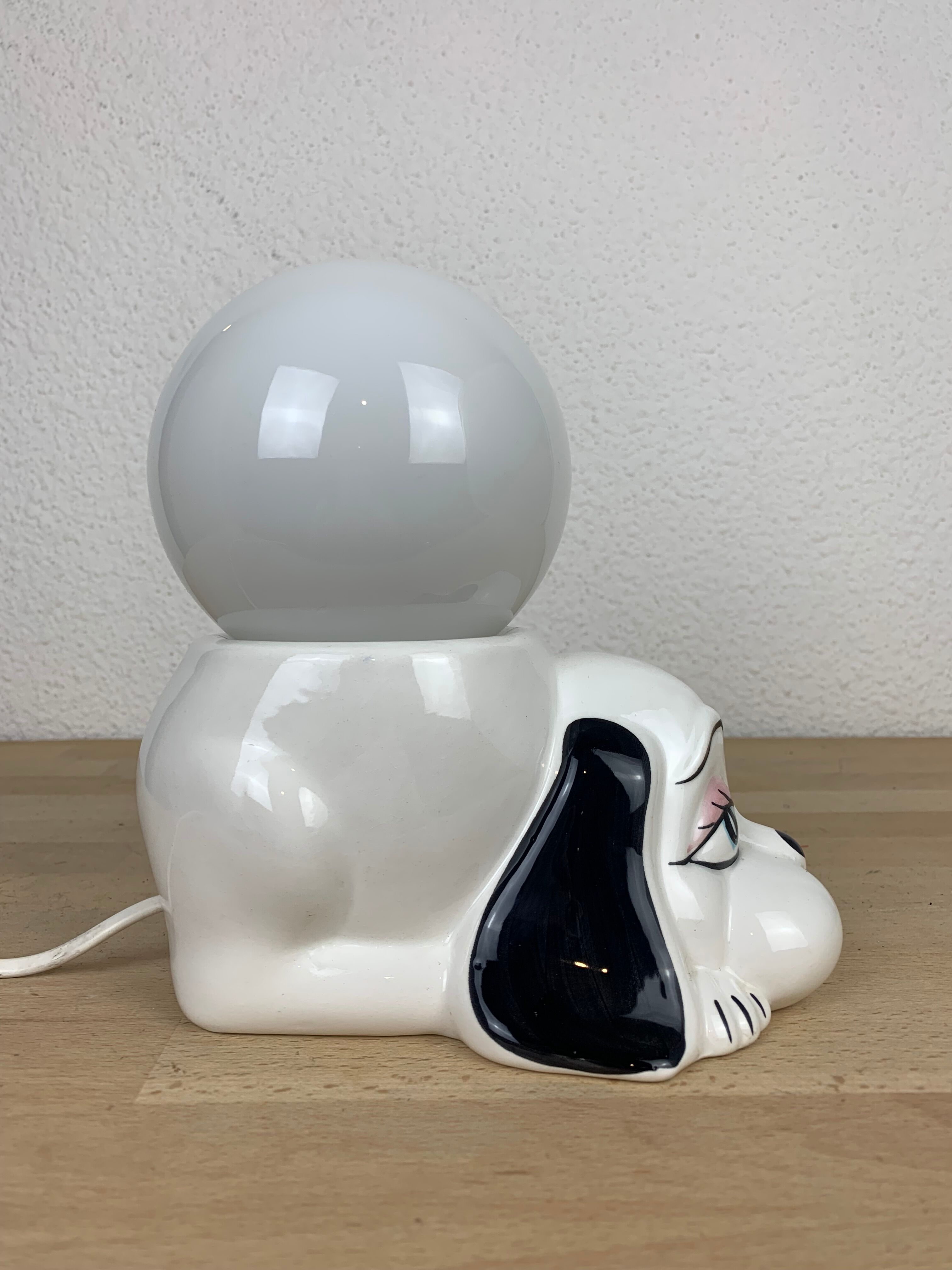 Lampe chien en céramique et globe opaline