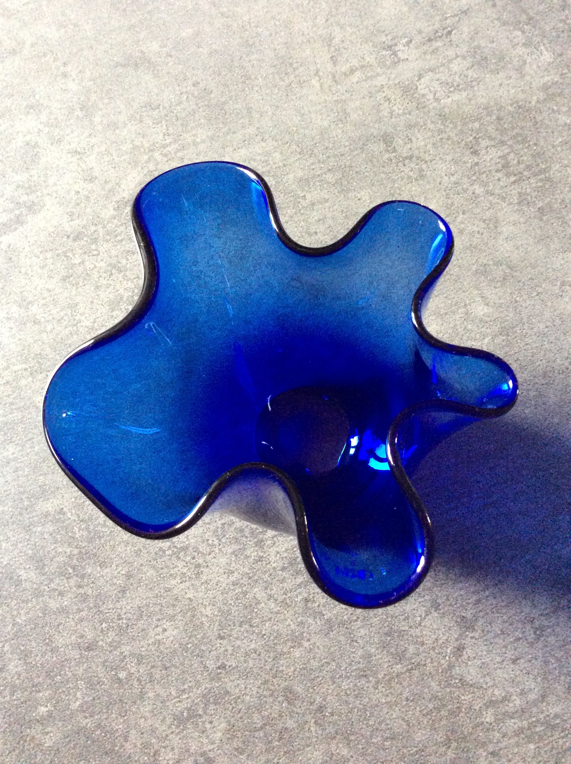 Vase mouchoir vintage en pâte de verre bleu