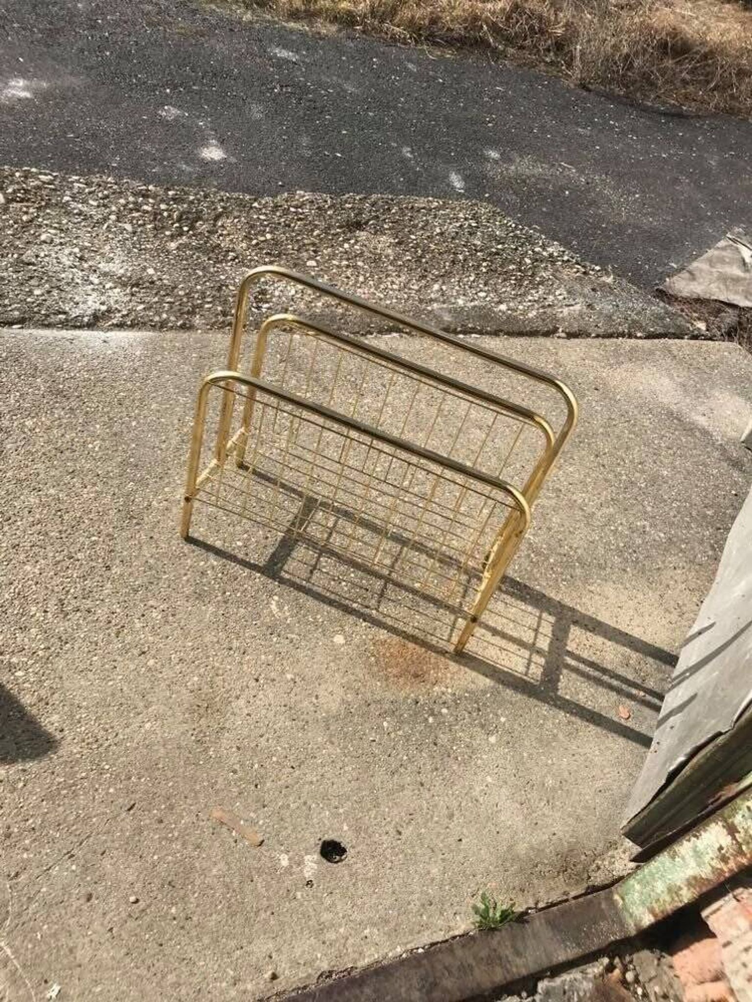 Mid-century magazine rack in gilded brass and wood, vintage 70s, Hungary.