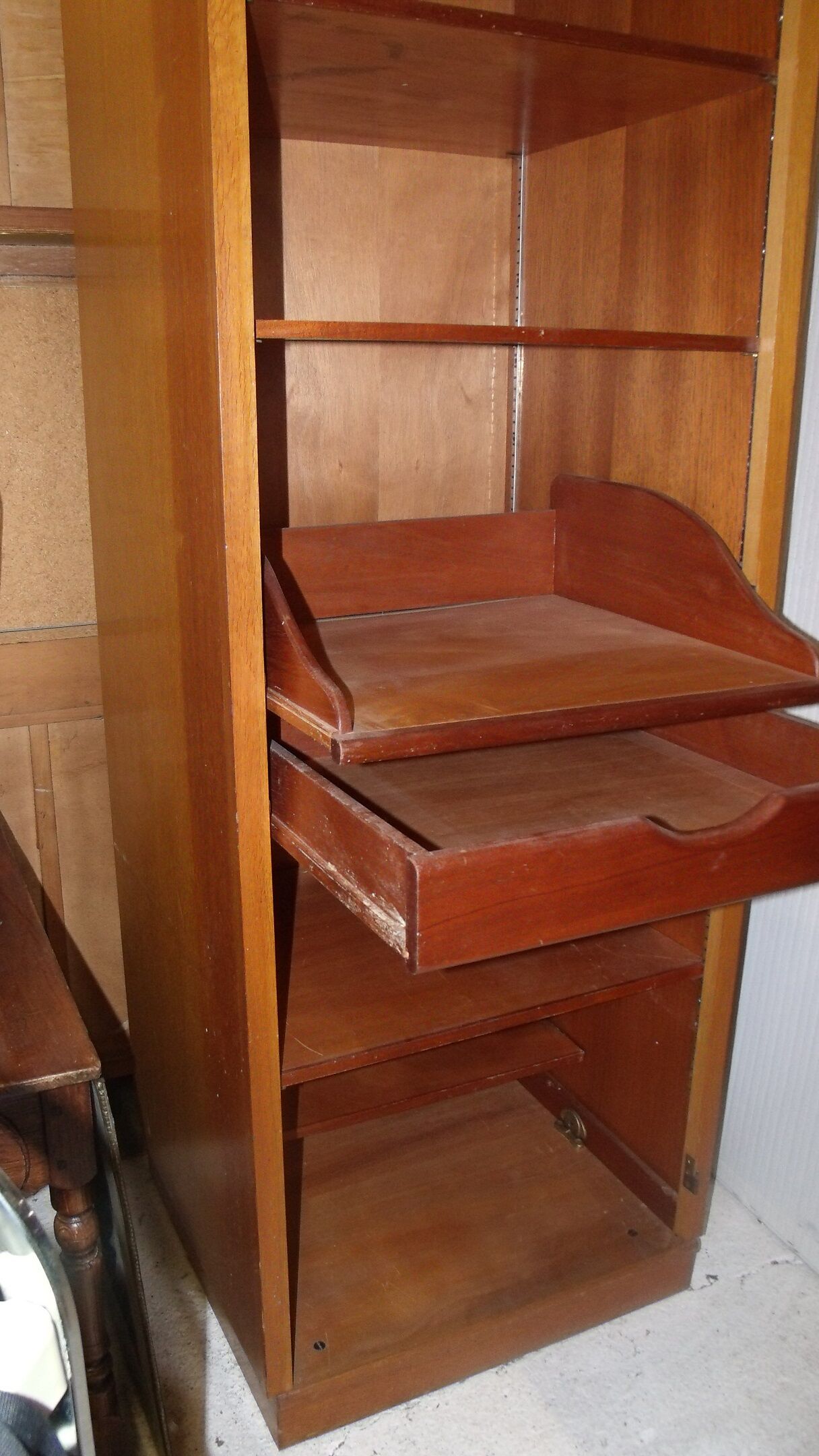 Oscar 1950 type walk-in closet with shelves Cabinet