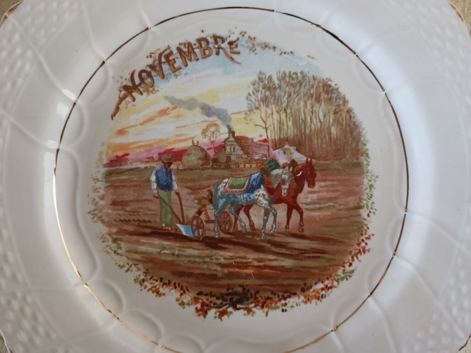 2 assiettes Les mois de l'année Octobre Novembre Saint Amand