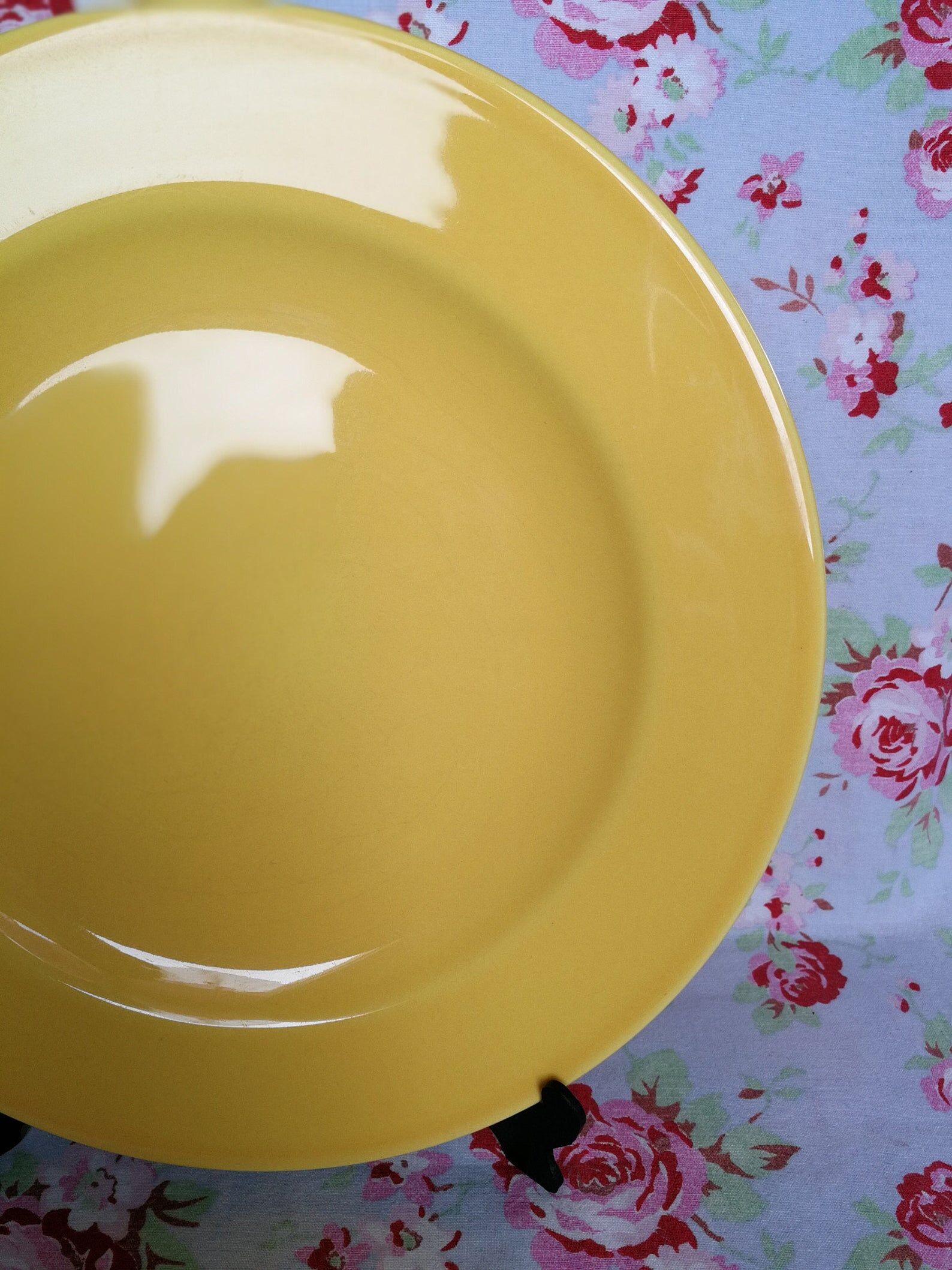 Old round plate in yellow faïence