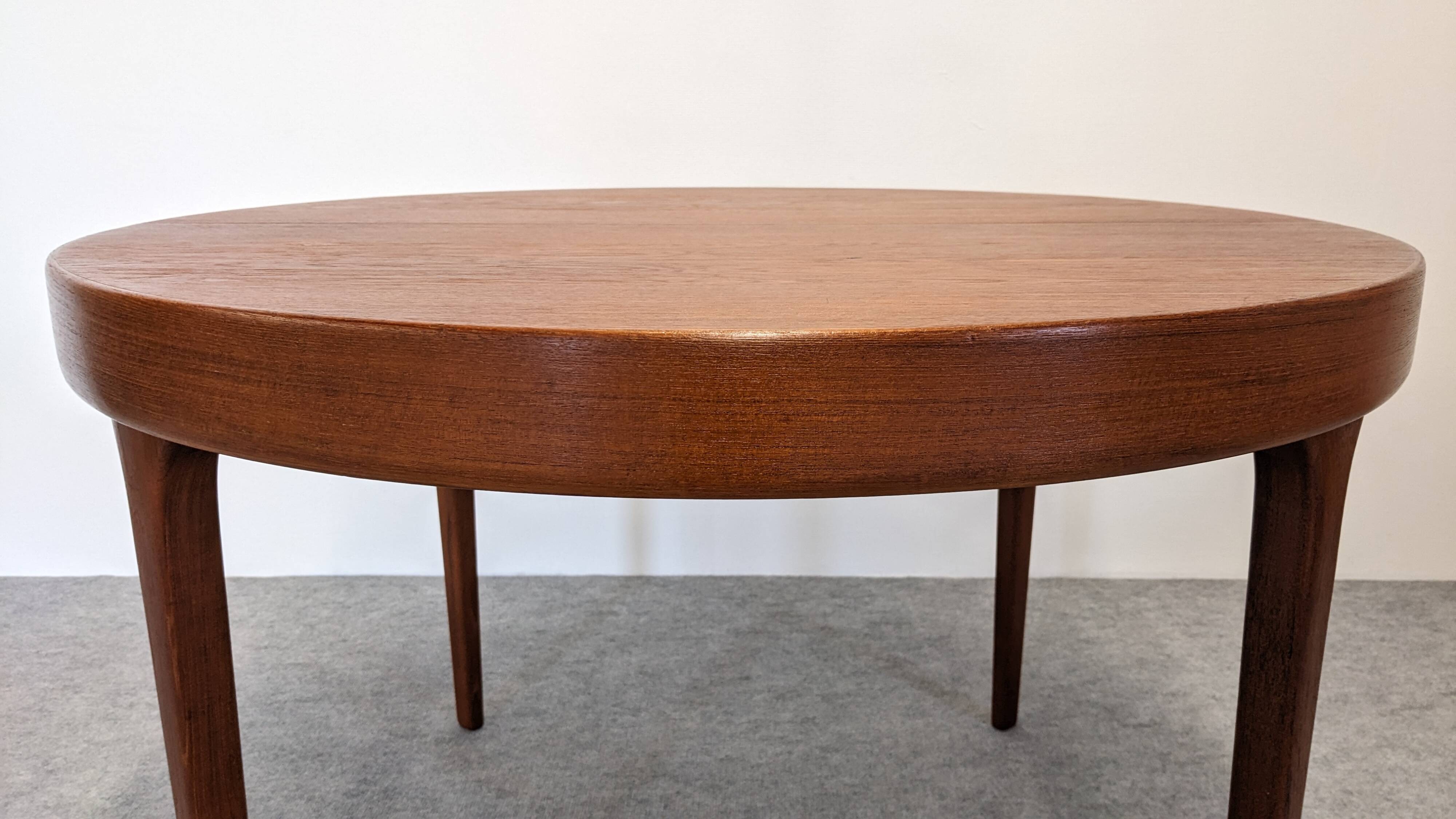 Table ronde extensible en teck de Oluf Theodor Larsen, Danemark vers 1970