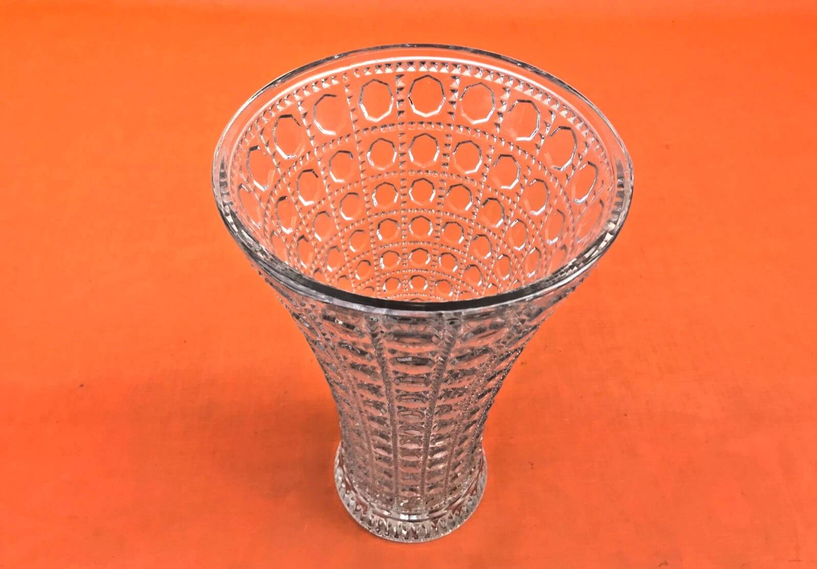 Vase en verre moulé transparent à décor de facettes, années 1950
