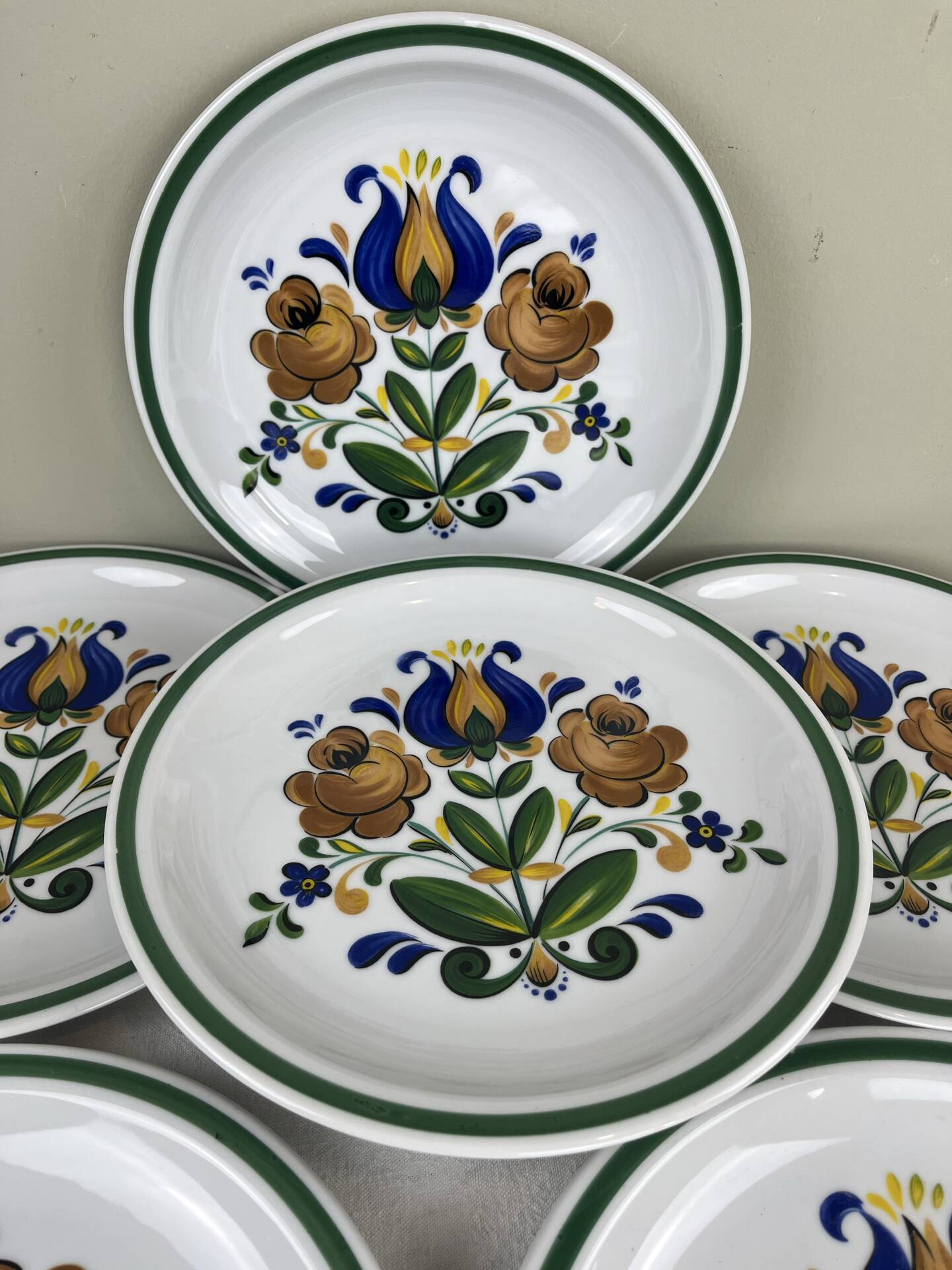 Decorated flat plates