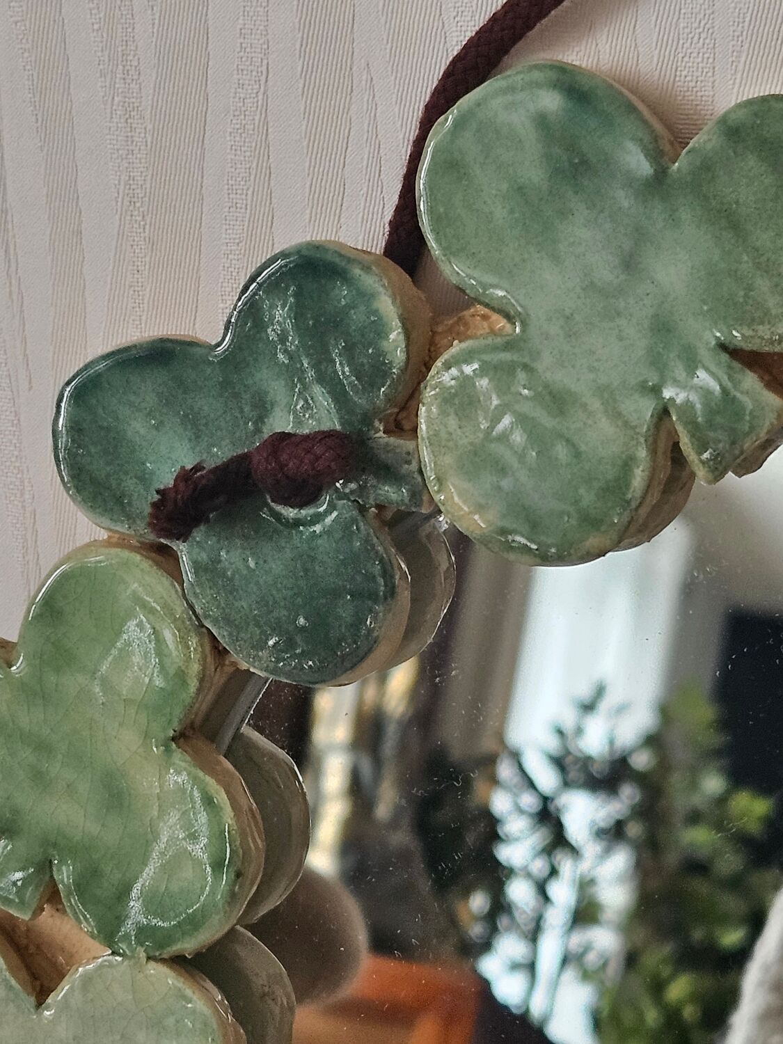 Ceramic mirror with clovers