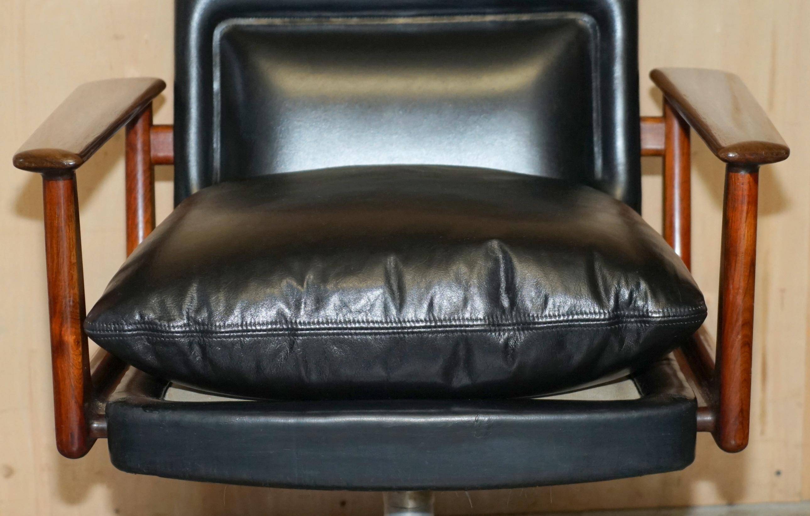 Executive office chair model 419 Arne Vodder for Sibast in hardwood and leather.