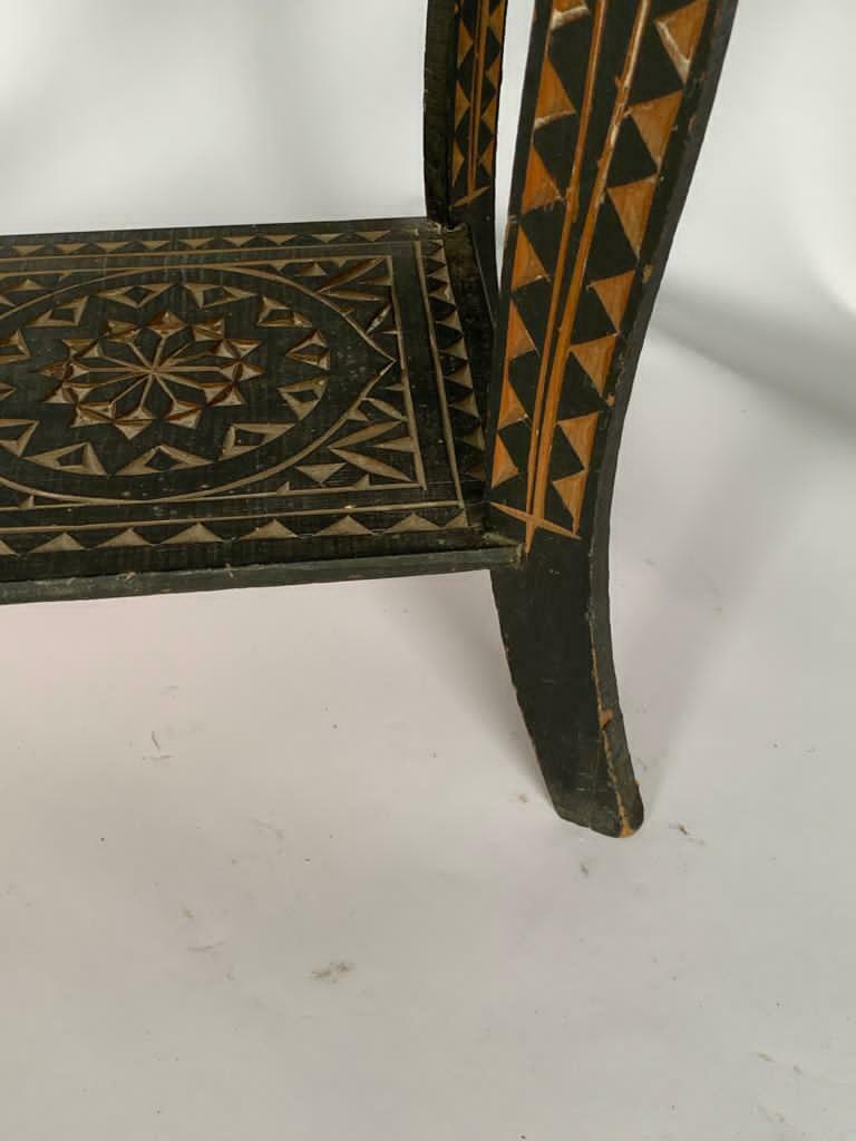 Table marocaine bois sculpte noirci 1950