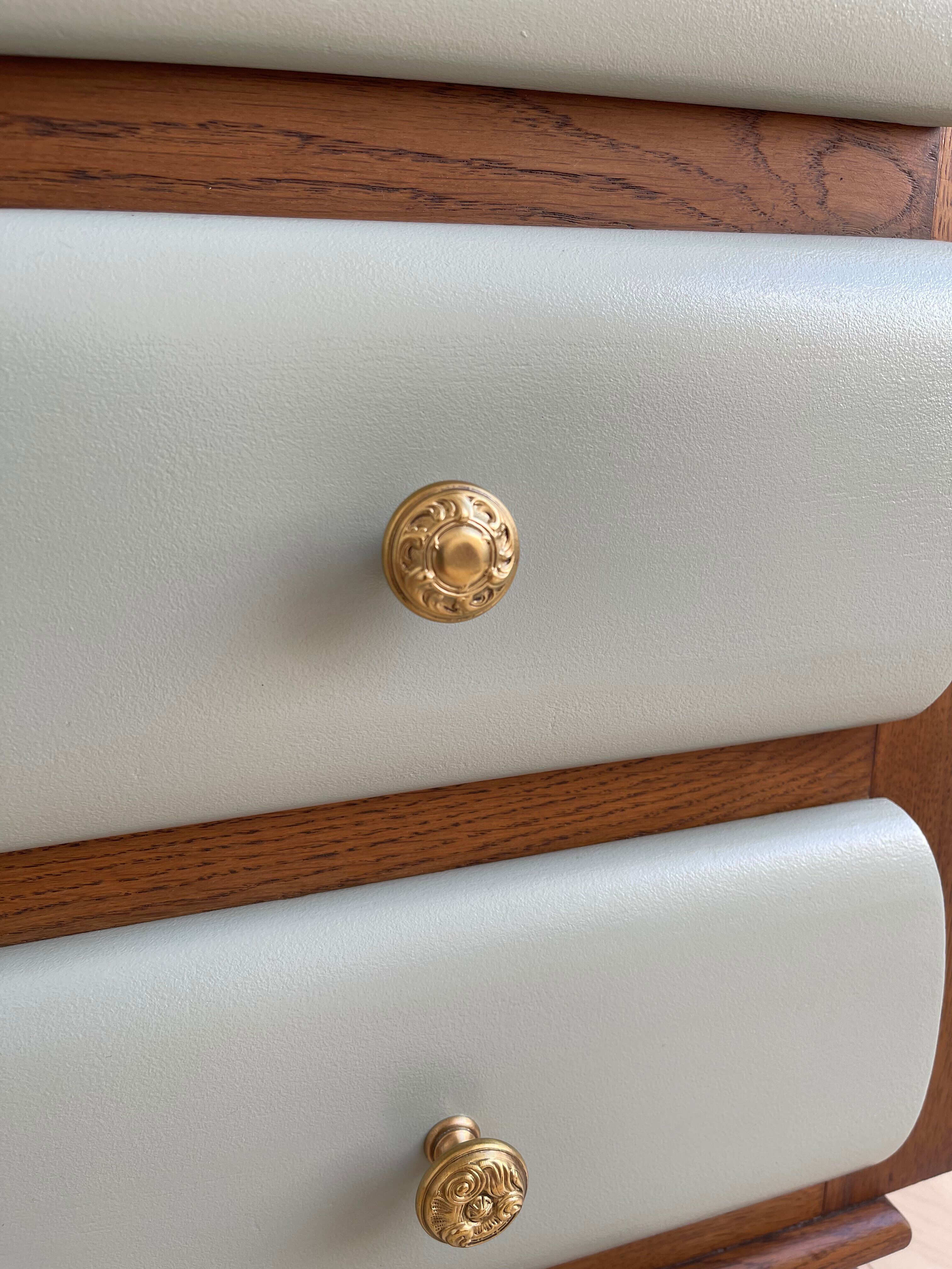 Commode vert pâle