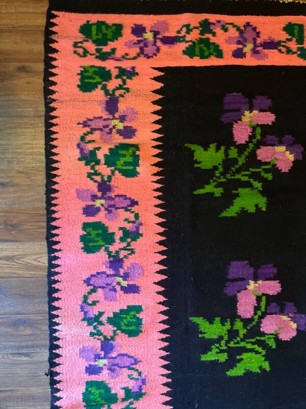 Tapis floral olténien tissé à la main en laine, fleurs violettes sur fond noir et rose