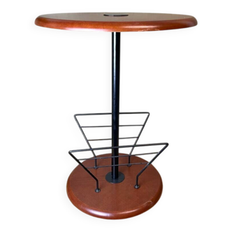 Wooden side table with magazine rack