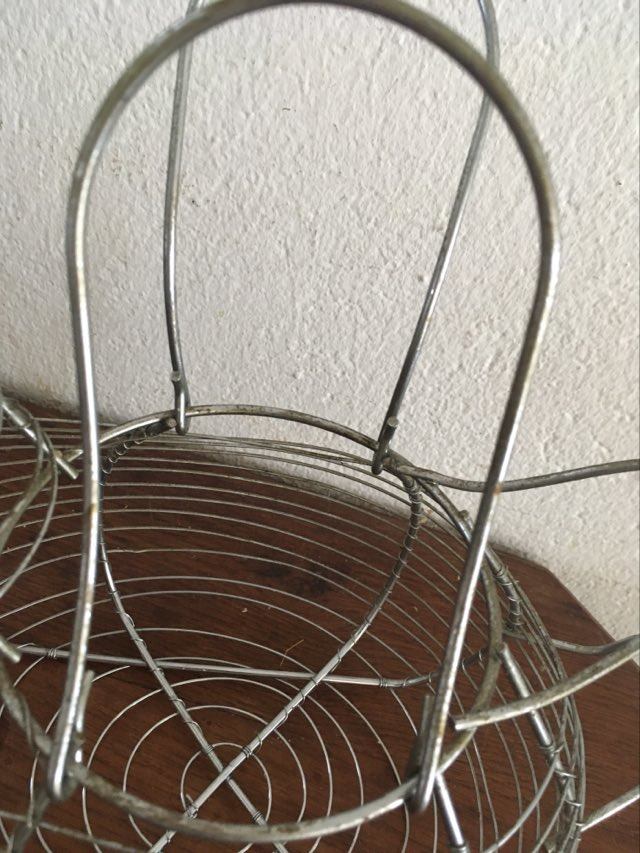 Hen-shaped egg basket
