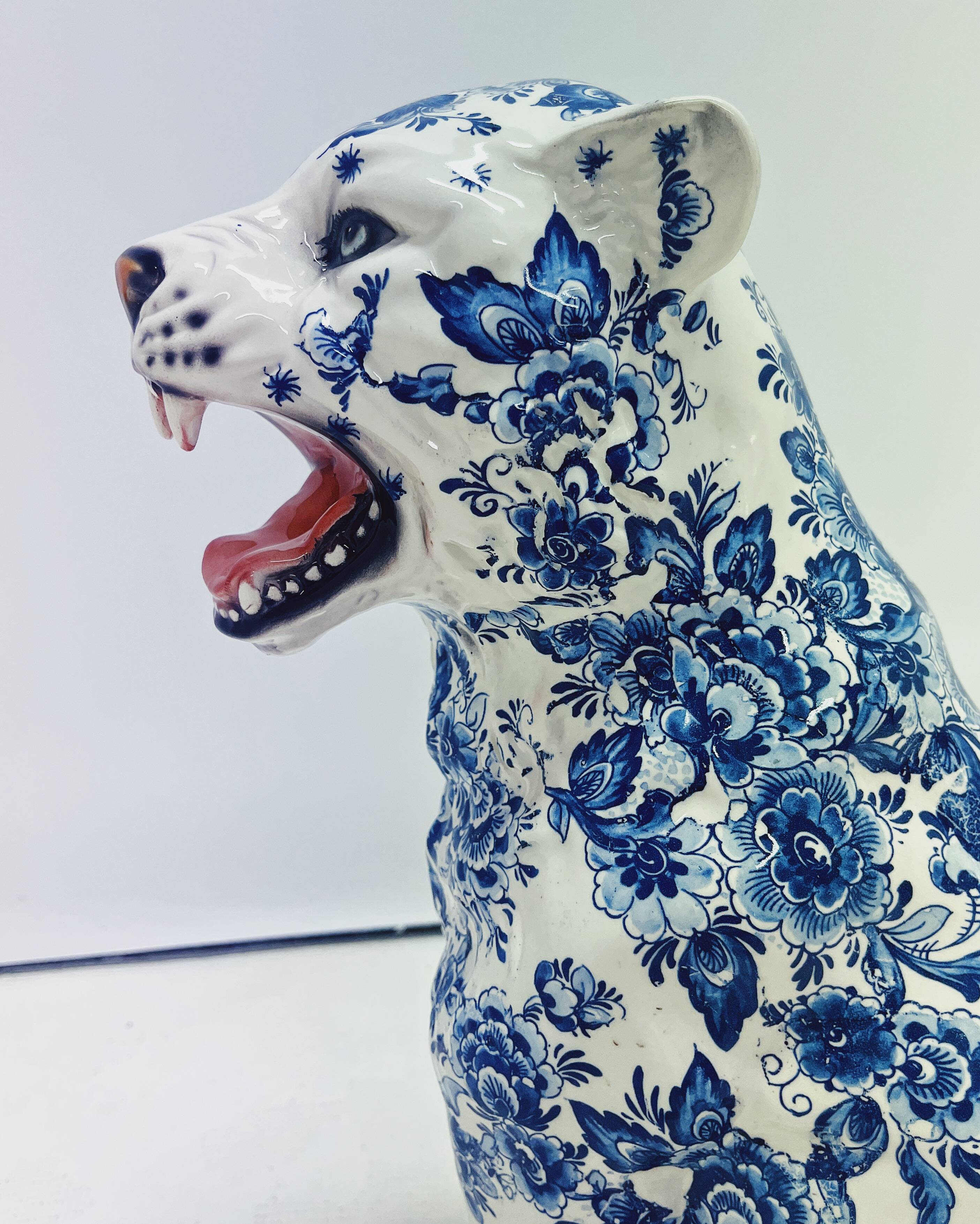 Statue de tigre en céramique bleu de Delft