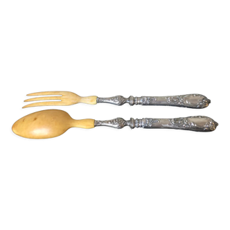 Late 19th century salad servers in silver and ivory.