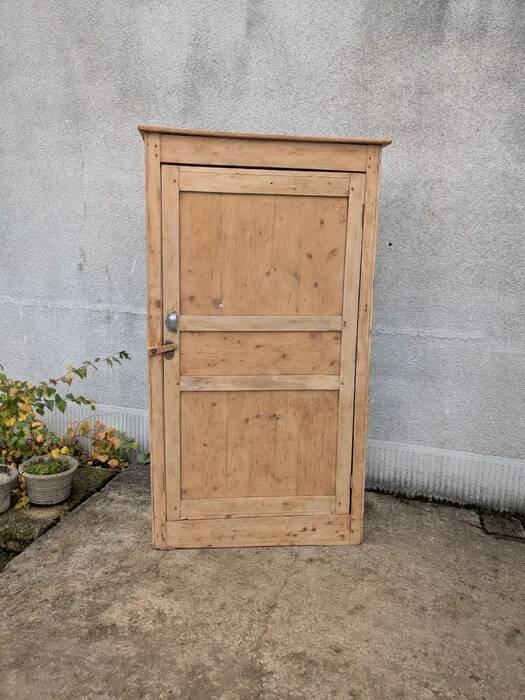 Armoire, bonnetière en bois naturel