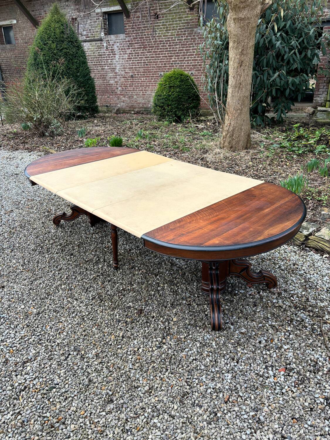 Large oval mahogany dining table from the 19th century Restoration period
