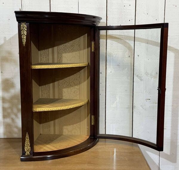Vitrine d'angle murale anglaise en acajou des années 1950