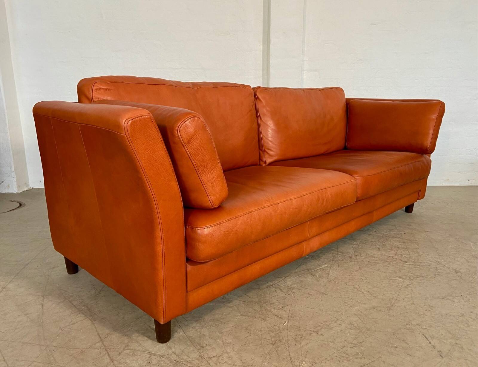 Canapé en cuir cognac vintage rétro pour 3 personnes danois