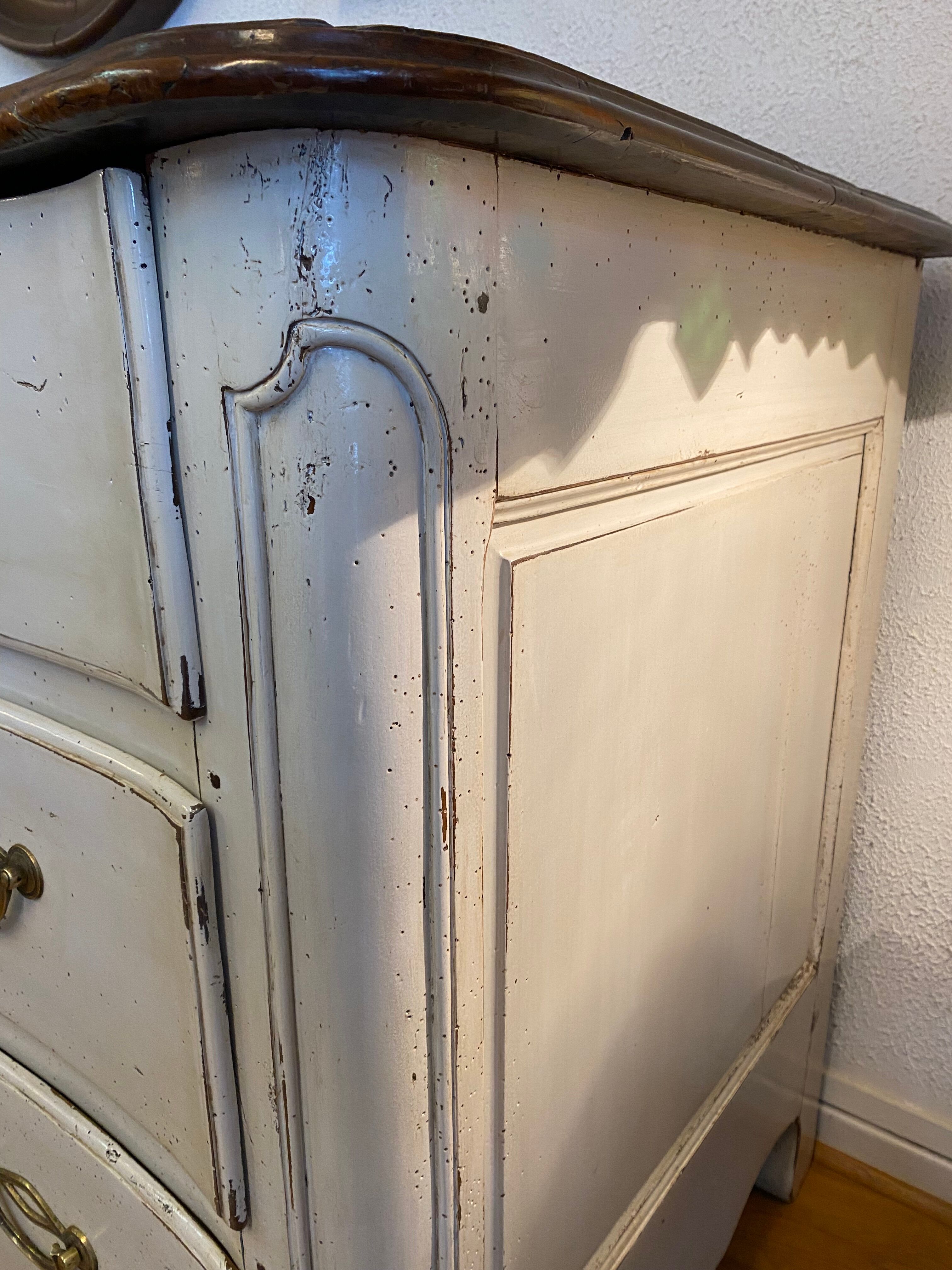 Chest of drawers from the regency period patinated light gray. Perfect condition.