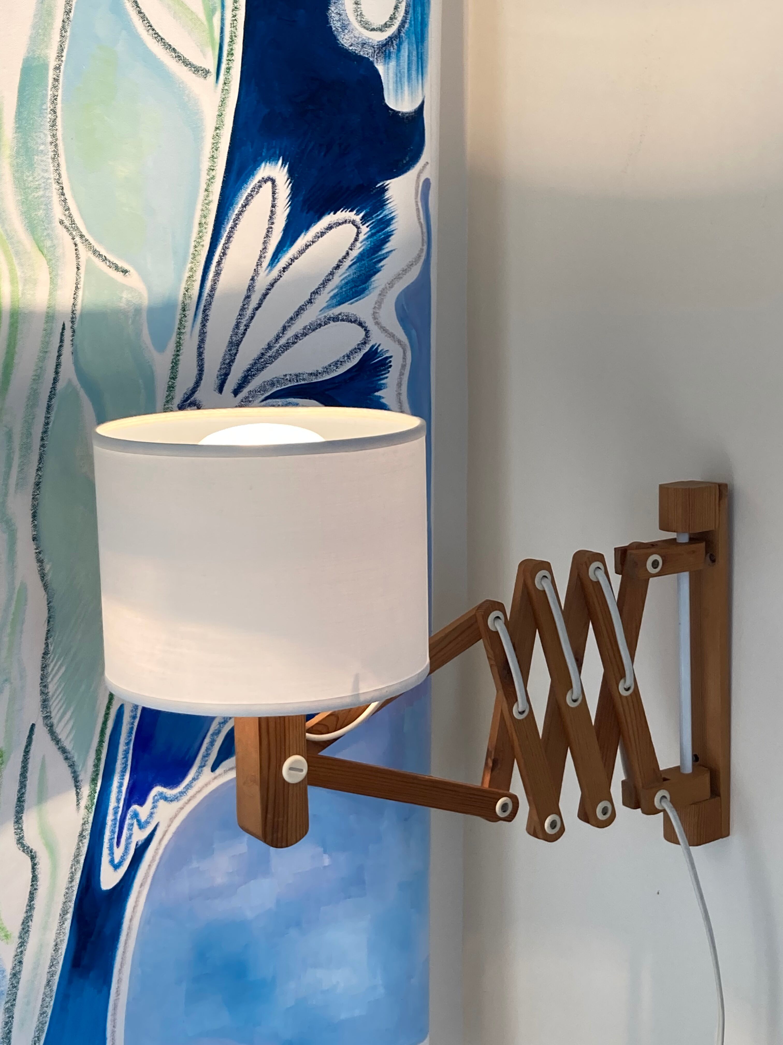 Extendable wall lamp in Scandinavian wood