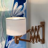 Extendable wall lamp in Scandinavian wood