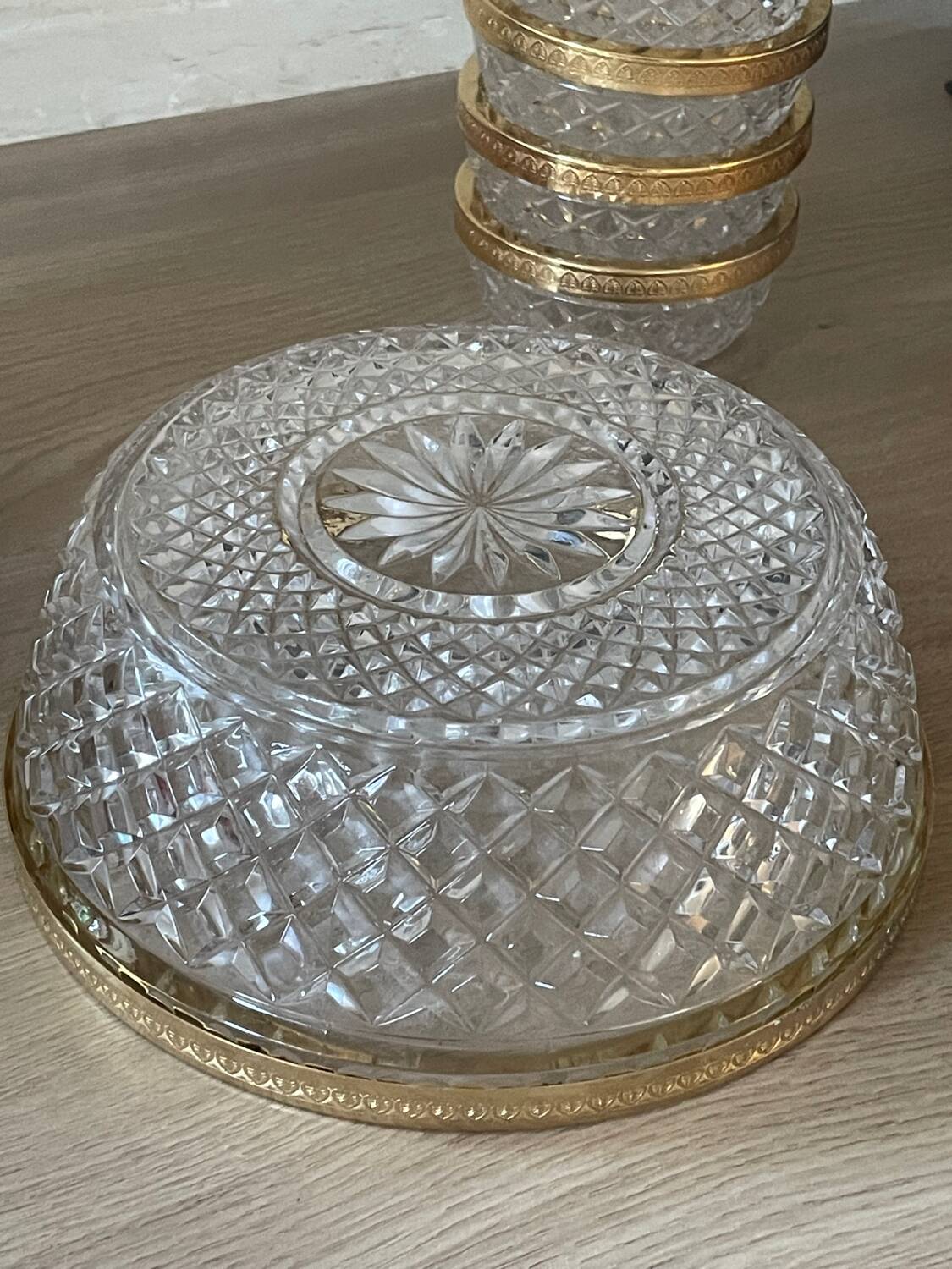 Salad bowl and cups in cut glass and brass