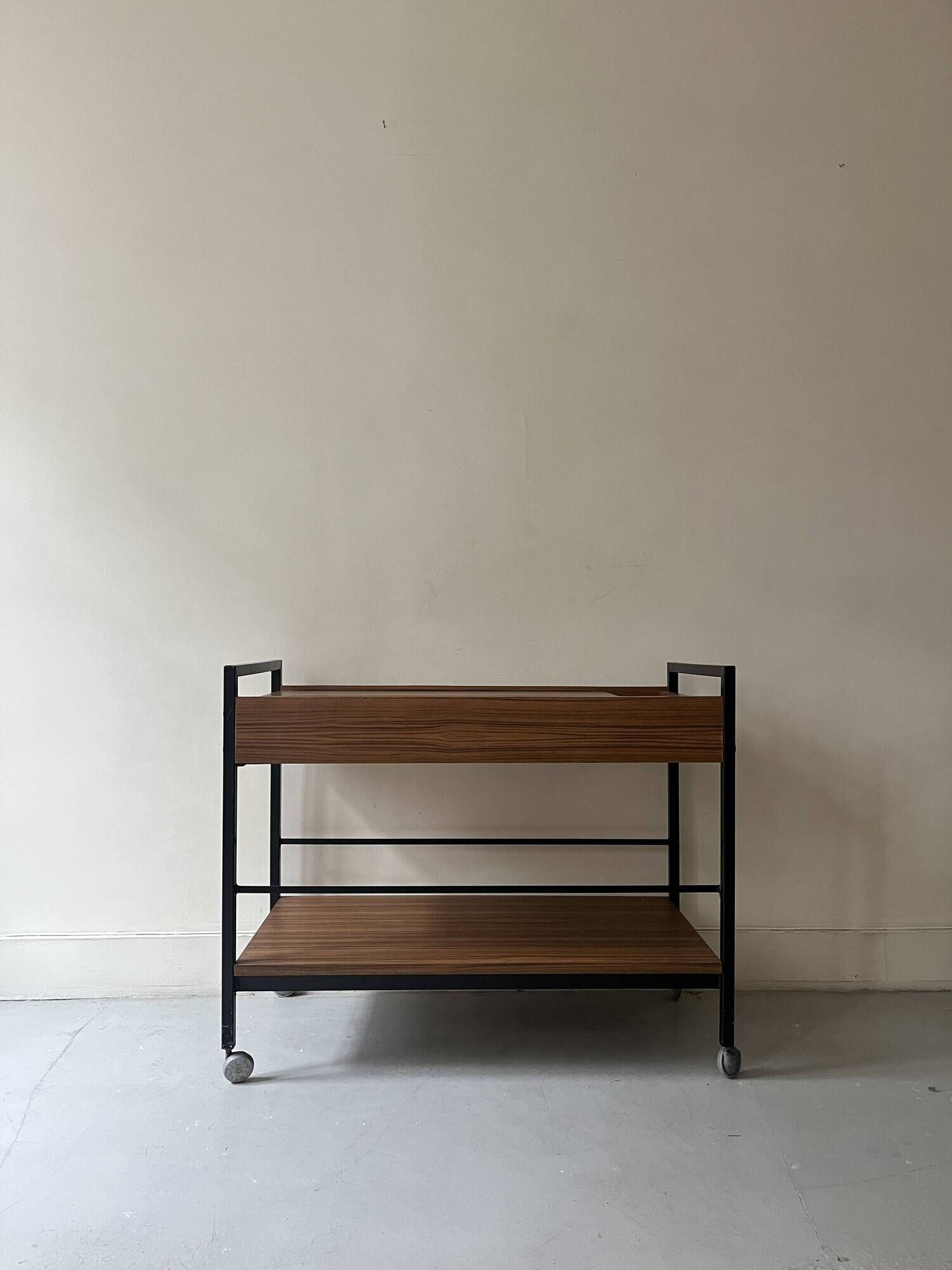 Rolling serving table in wood and black metal by Pierre Guariche for Meurop, design 1960
