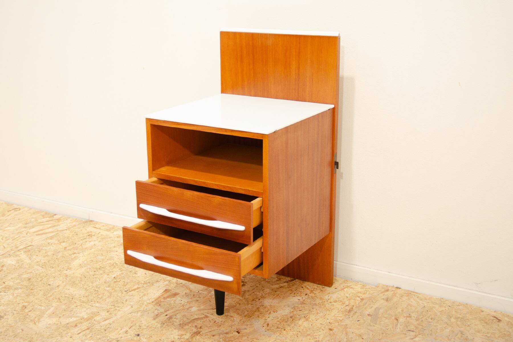 Table de nuit du milieu du siècle entièrement rénovée par Mojmír Požár, années 1960, Tchécoslovaquie
