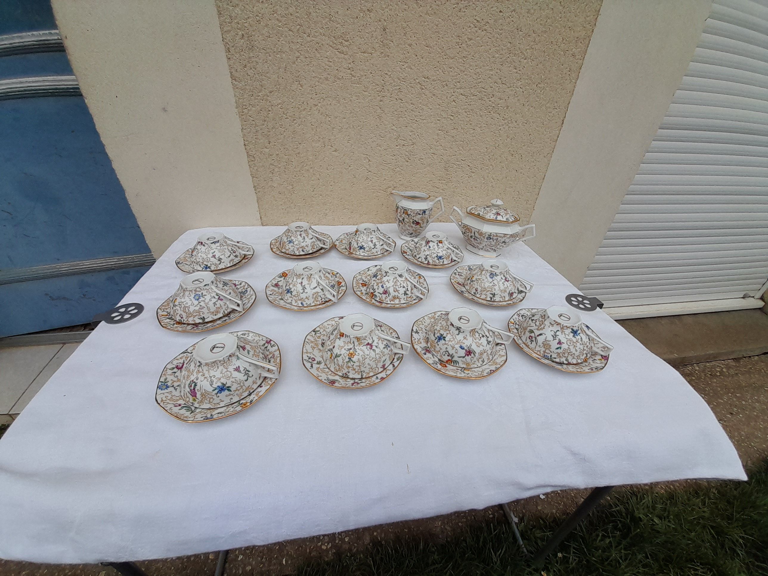 Lourioux Foecy porcelain tea set 12 cups, a sugar bowl and a crèmier