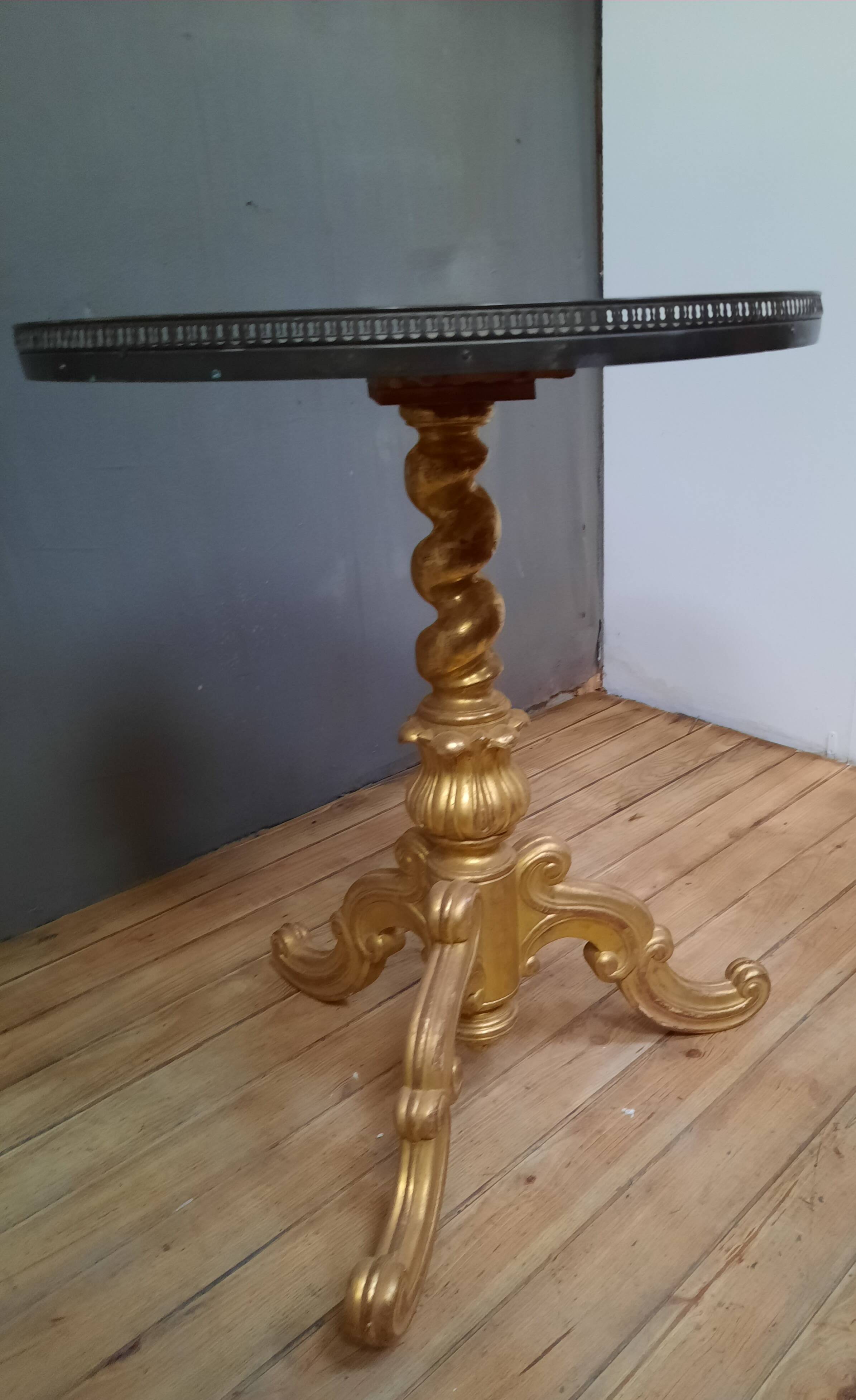 Gilded wooden pedestal table