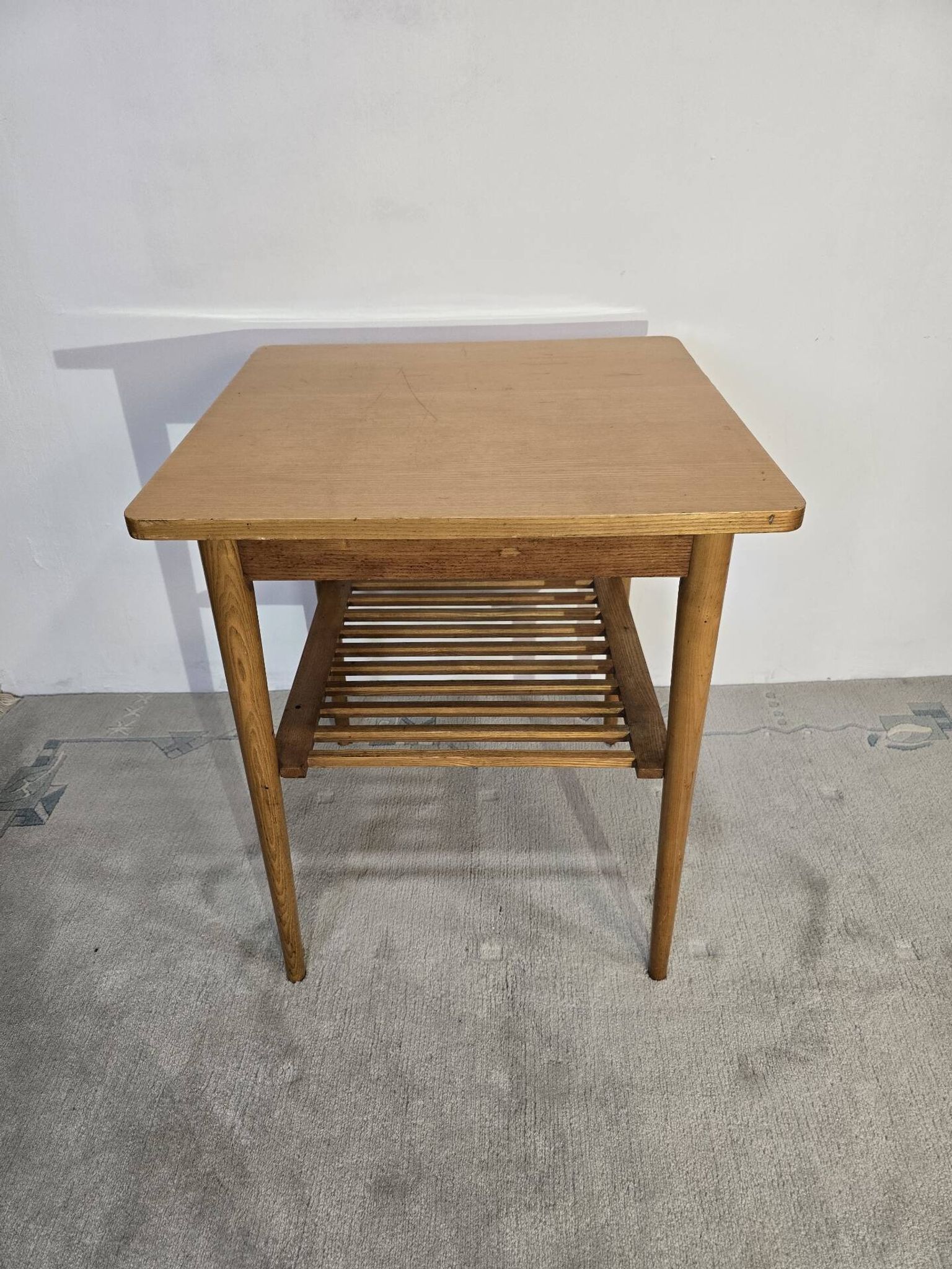 Table basse en bois des années 70 avec étagère à lattes.